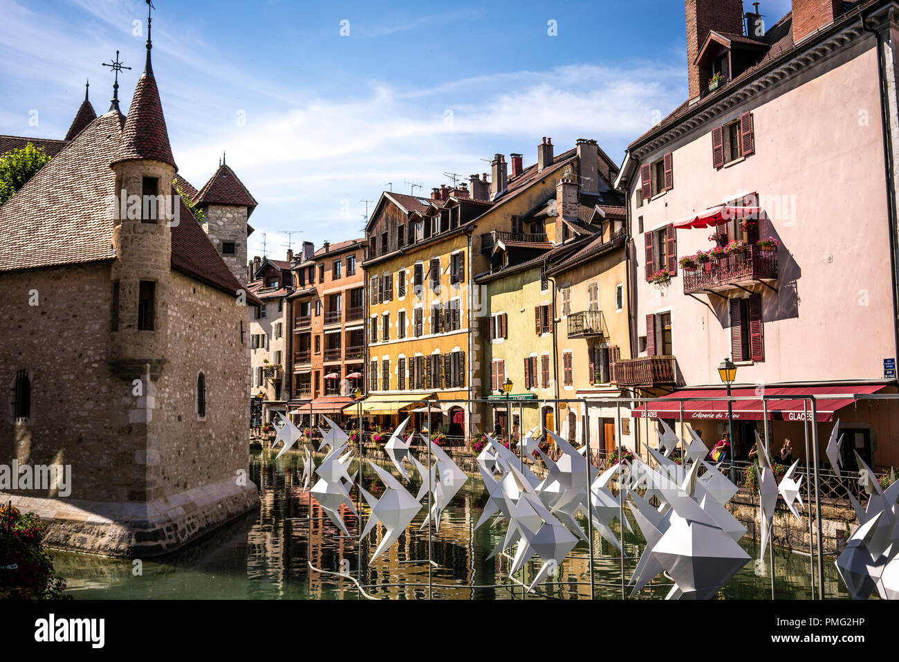 7. August 2018, Annecy Frankreich: Palais de l Isle mittelalterliche Burg in Annecy mit Origamis Skulptur von Antoine Milian für Annecy paysages Festival 2018 Stockfoto