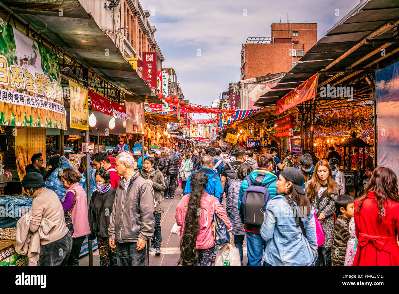 15. Februar 2018, Taipei Taiwan: alten Dihua jie Shopping Street View voller Menschen in Taipei Taiwan Stockfoto