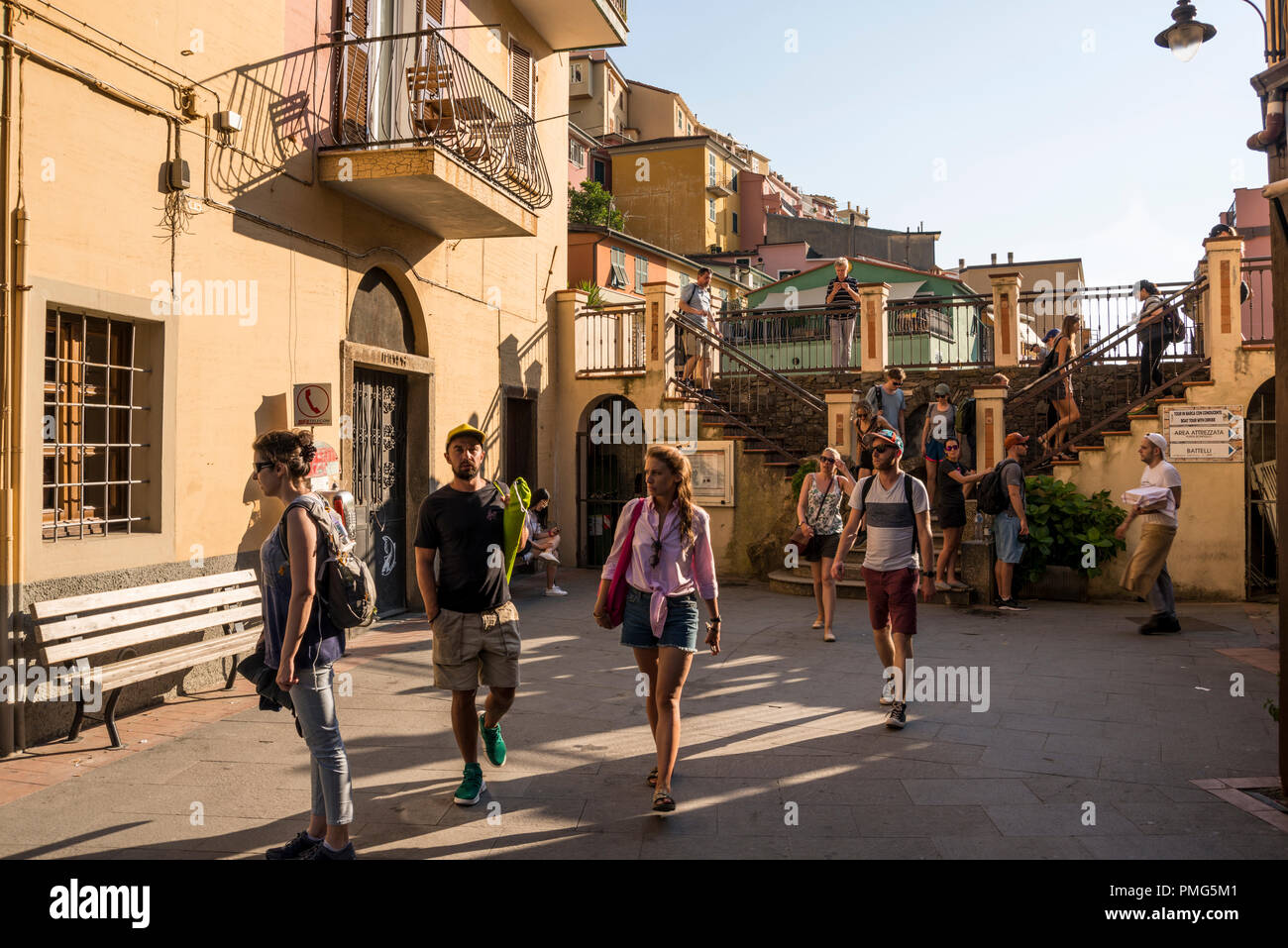 Touristen, die sich in der Straße von Manarola, einer der 5 Dörfer der Cinque Terre, Ligurien, Italien Stockfoto