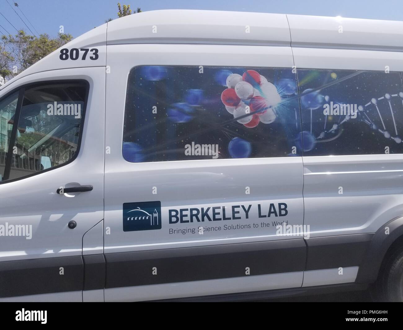 Seitenansicht des Fahrzeugs mit Logo für das Lawrence Berkeley Laboratory in der Innenstadt von Berkeley, Kalifornien, 4. September 2018. () Stockfoto