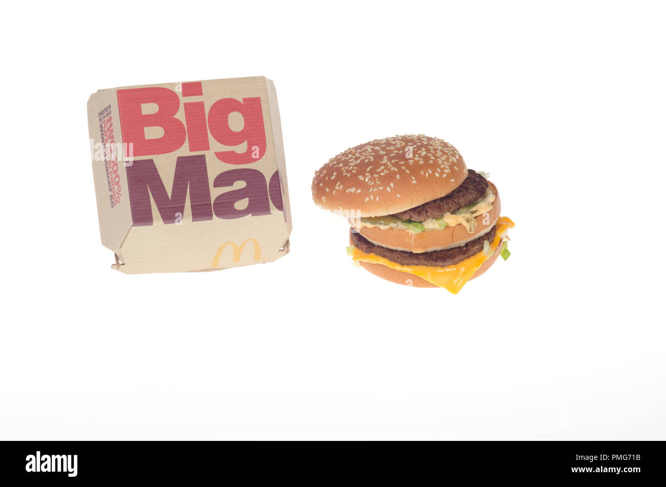 McDonald's Big Mac Burger mit 2 Rindfleischpastetchen, spezielle Sauce, Salat und Käse auf einem Sesam Brötchen mit der takeout Box Container Stockfoto