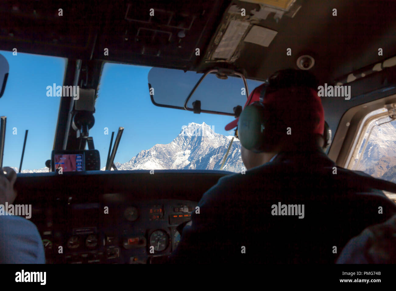 Gigantische Südwand des Dhaulagiri (8167 m), den höchsten Berg der Welt 7. in der zentralen Nepal Himalaya. Blick aus dem Flugzeug. Nepal. Stockfoto