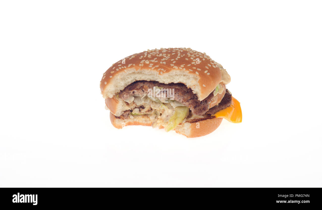 McDonald's Big Mac Burger mit 2 Rindfleischpastetchen, spezielle Sauce, Salat und Käse auf Sesam Brötchen und einen Bissen genommen Stockfoto