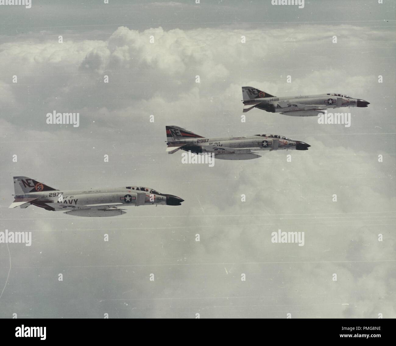 Schwarze und weiße Luftbild mit 3 United States Navy McDonnell Douglas F-4 Phantom II Flugzeuge, im Flug, mit Wolken in der Ferne, während des Vietnam Krieges, 1965 fotografiert. () Stockfoto