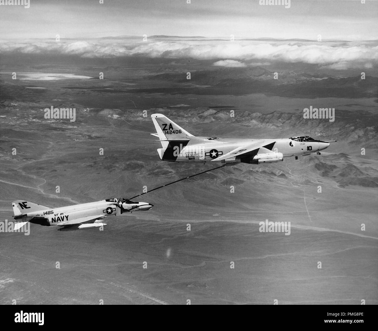 Schwarze und weiße Luftbild mit ein paar der United States Navy Flugzeuge, McDonnell Douglas F-4 Phantom II, Nachtanken während des Fluges, mit Wolken und Berge in der Ferne, während des Vietnam Krieges, 1965 fotografiert. () Stockfoto