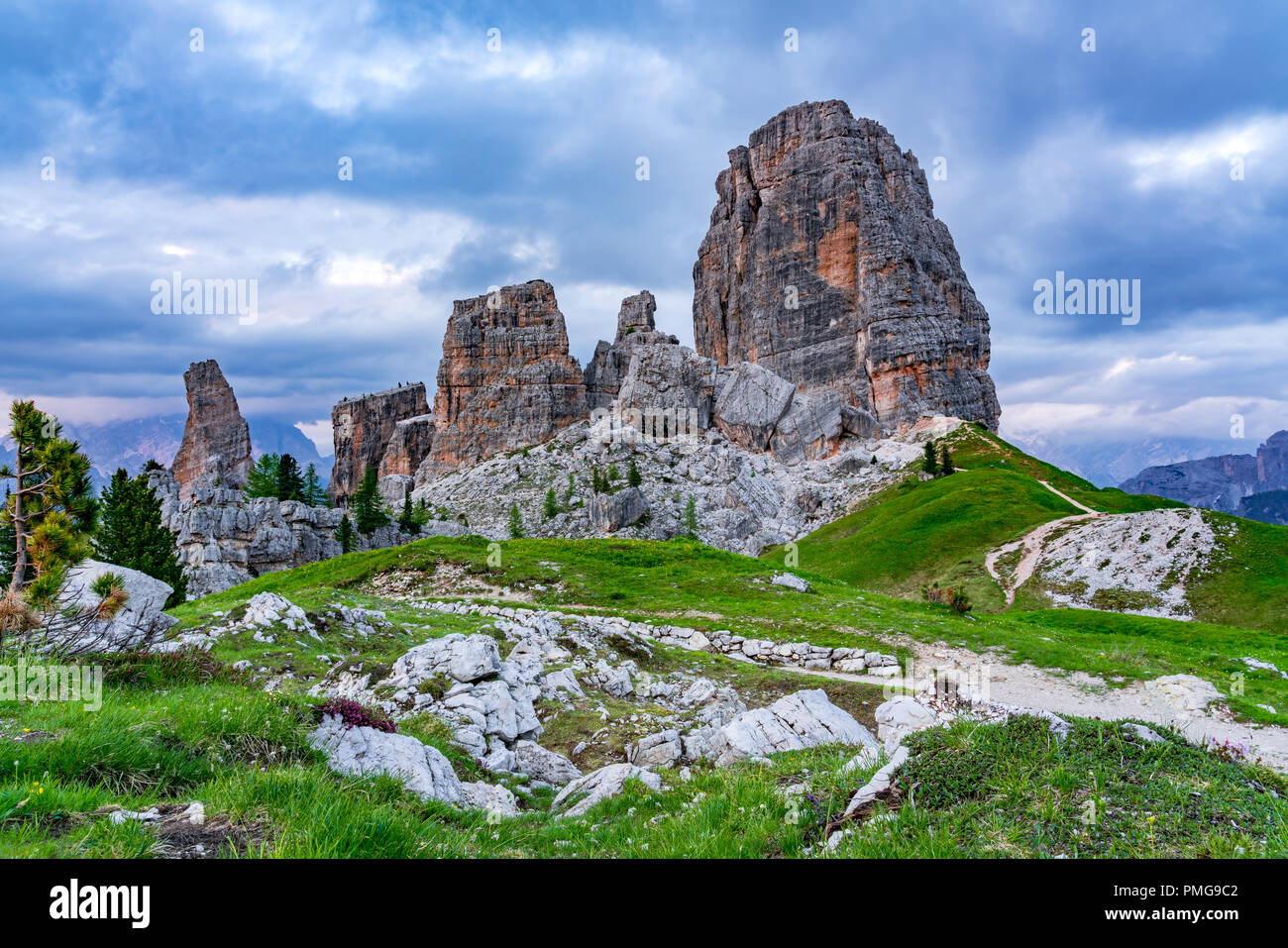 Blick auf die Cinque Torri in den bewölkten Abend im Dolomiti Ampezzane in Cortina d'Ampezzo Italien Stockfoto