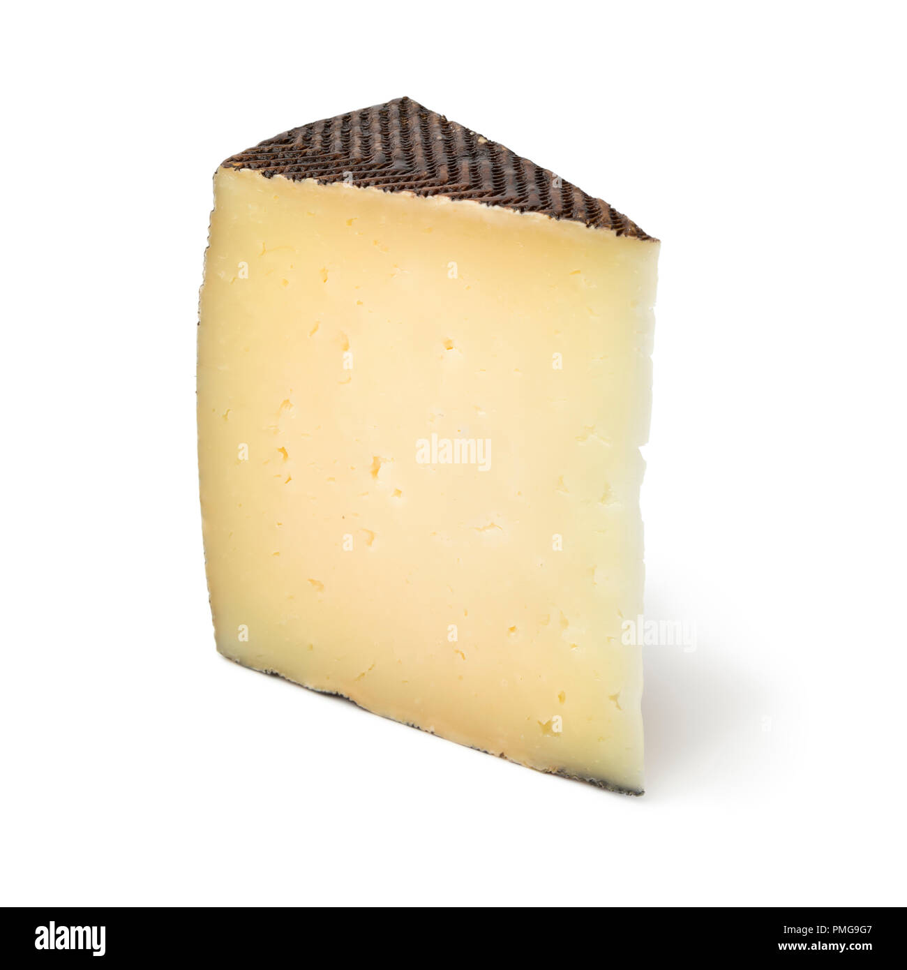 Keil der traditionellen spanischen Manchego Käse auf weißem Hintergrund Stockfoto