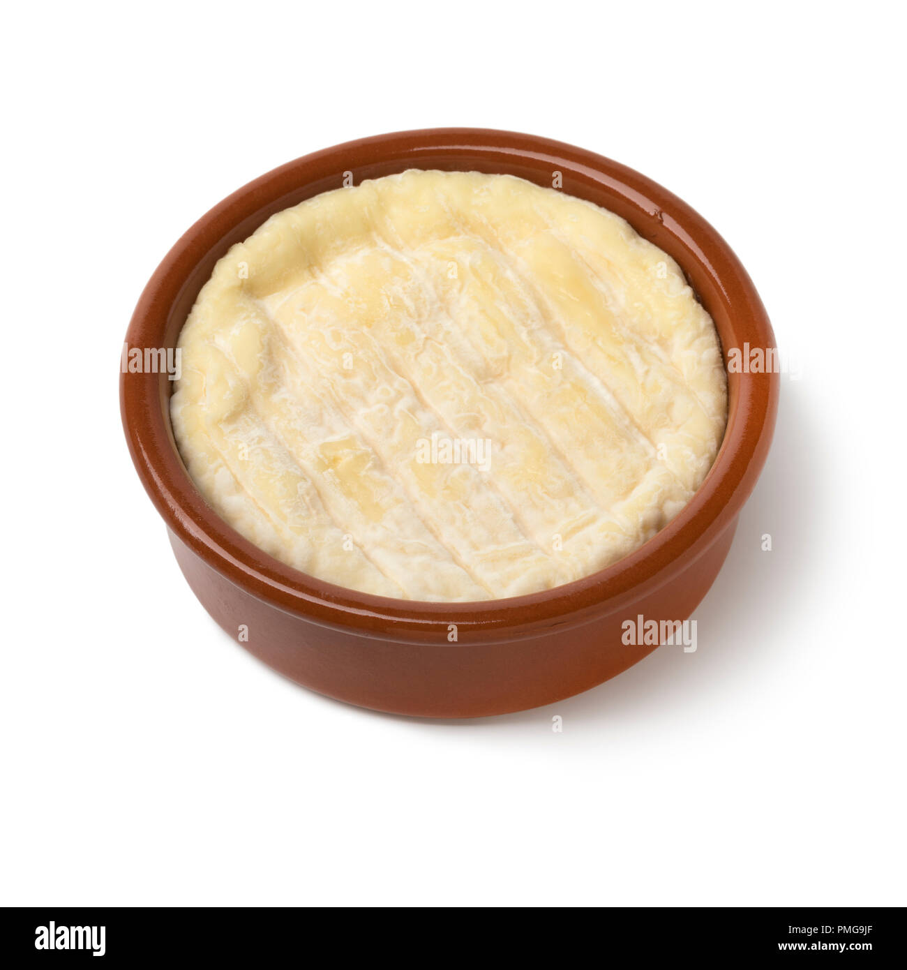 Braune Schale mit weichem französischen Saint Marcellin Käse aus Kuhmilch auf weißem Hintergrund gemacht Stockfoto