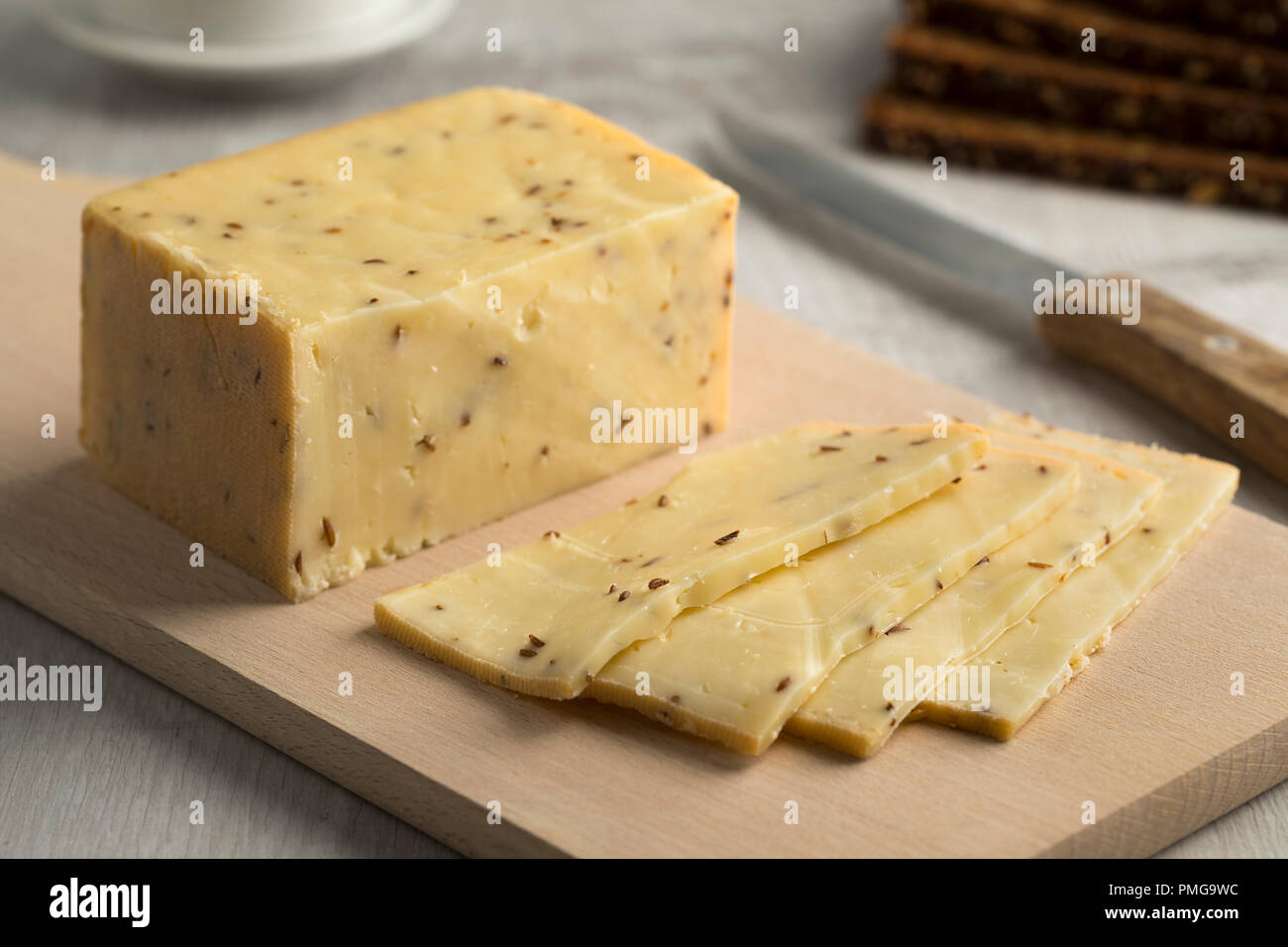 Stück traditionelle deutsche Kümmel Käse und Scheiben Stockfoto