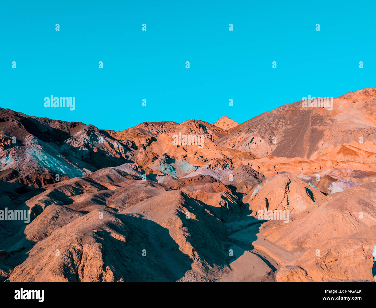 Ausgetrocknet lakebed mitten in der Wüste mit bunte Berge im Hintergrund Stockfoto