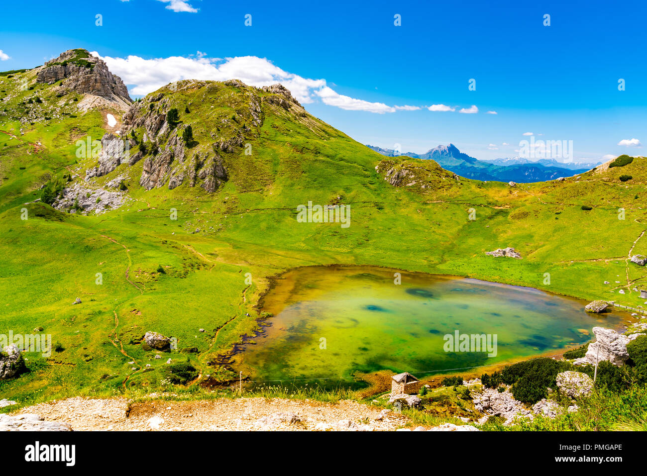 Die natürliche Landschaft der Dolomiten im Sommer am Valparola Pass in der Provinz Belluno Italien Stockfoto