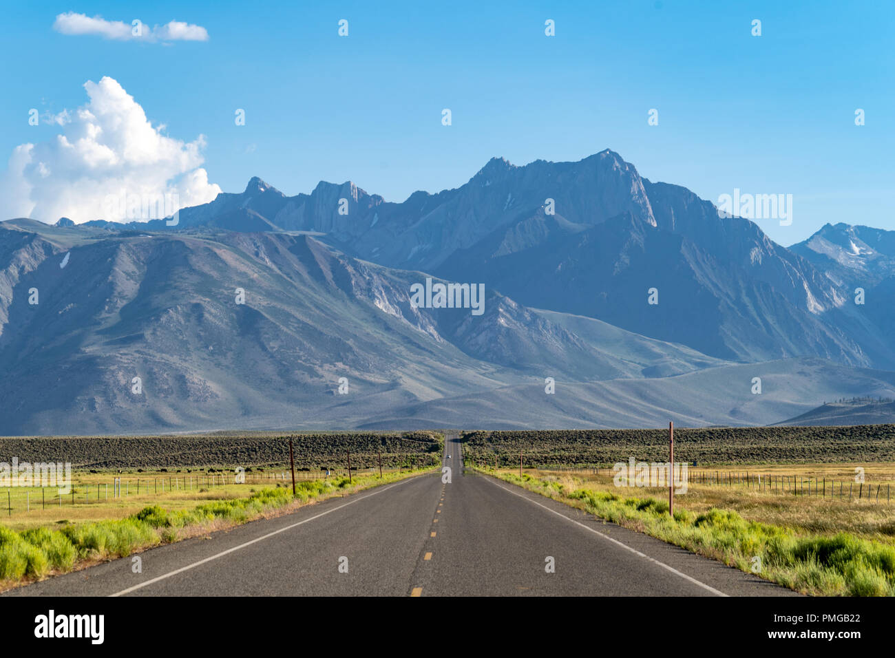 Benton Kreuzung Straße Linien in der östlichen Sierra Nevada Mountains in der Nähe von Mammoth Lakes Kalifornien Stockfoto