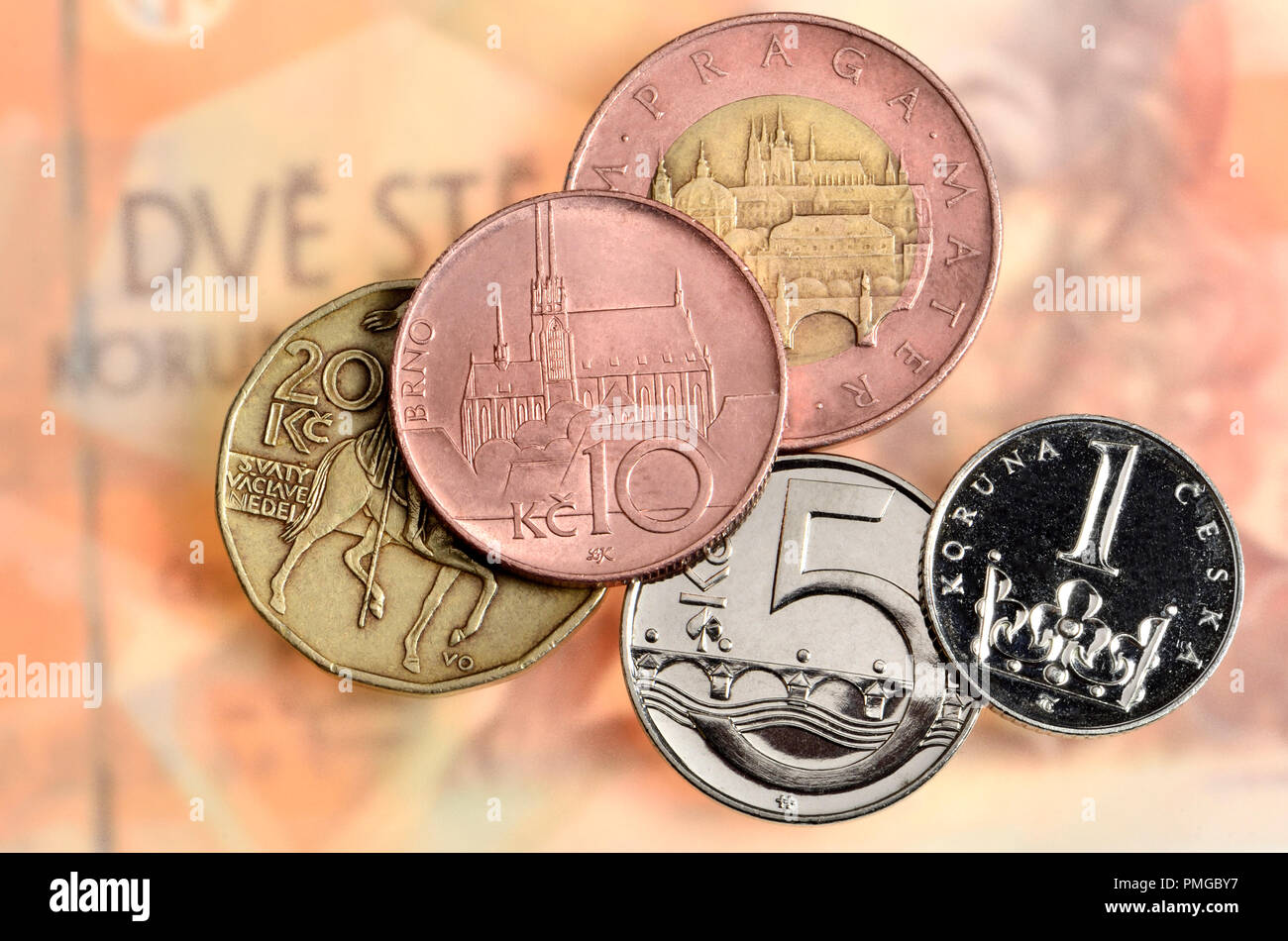 Tschechische Münzen auf einem 200 Kc Banknote Stockfoto