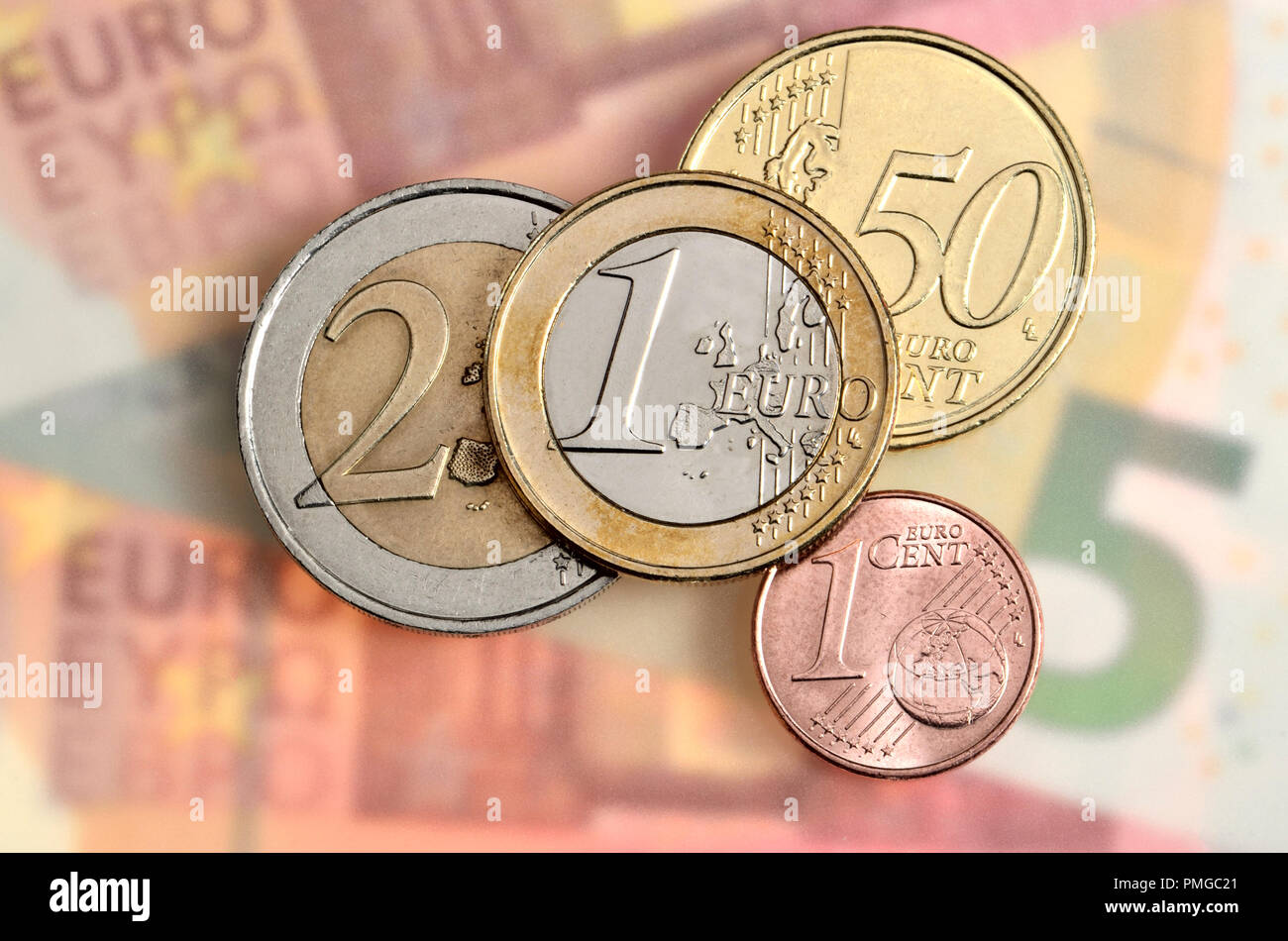 Euromünzen und Banknoten Stockfoto