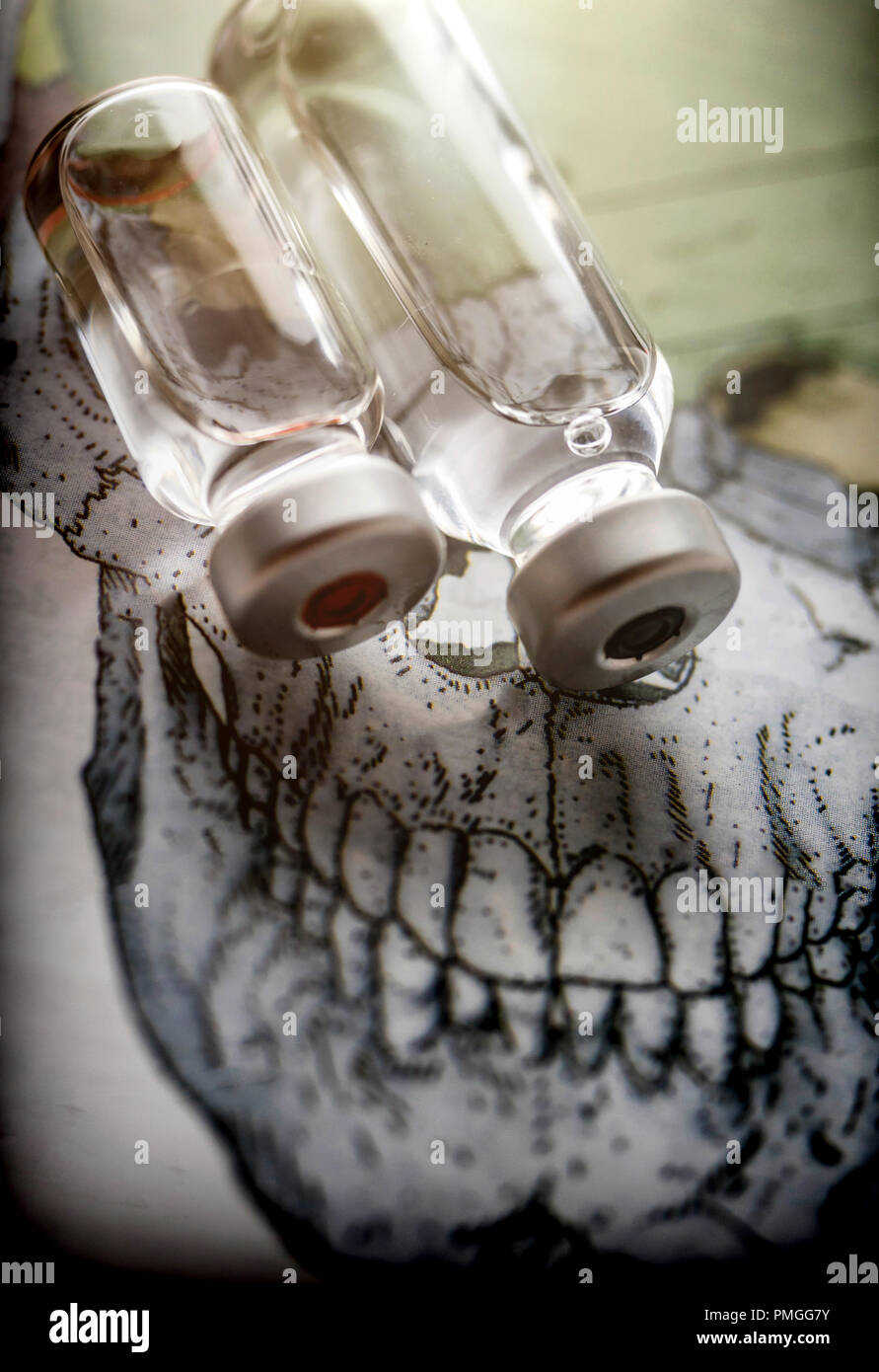 Durchstechflaschen auf einen Schädel, konzeptionelle Bild Stockfoto