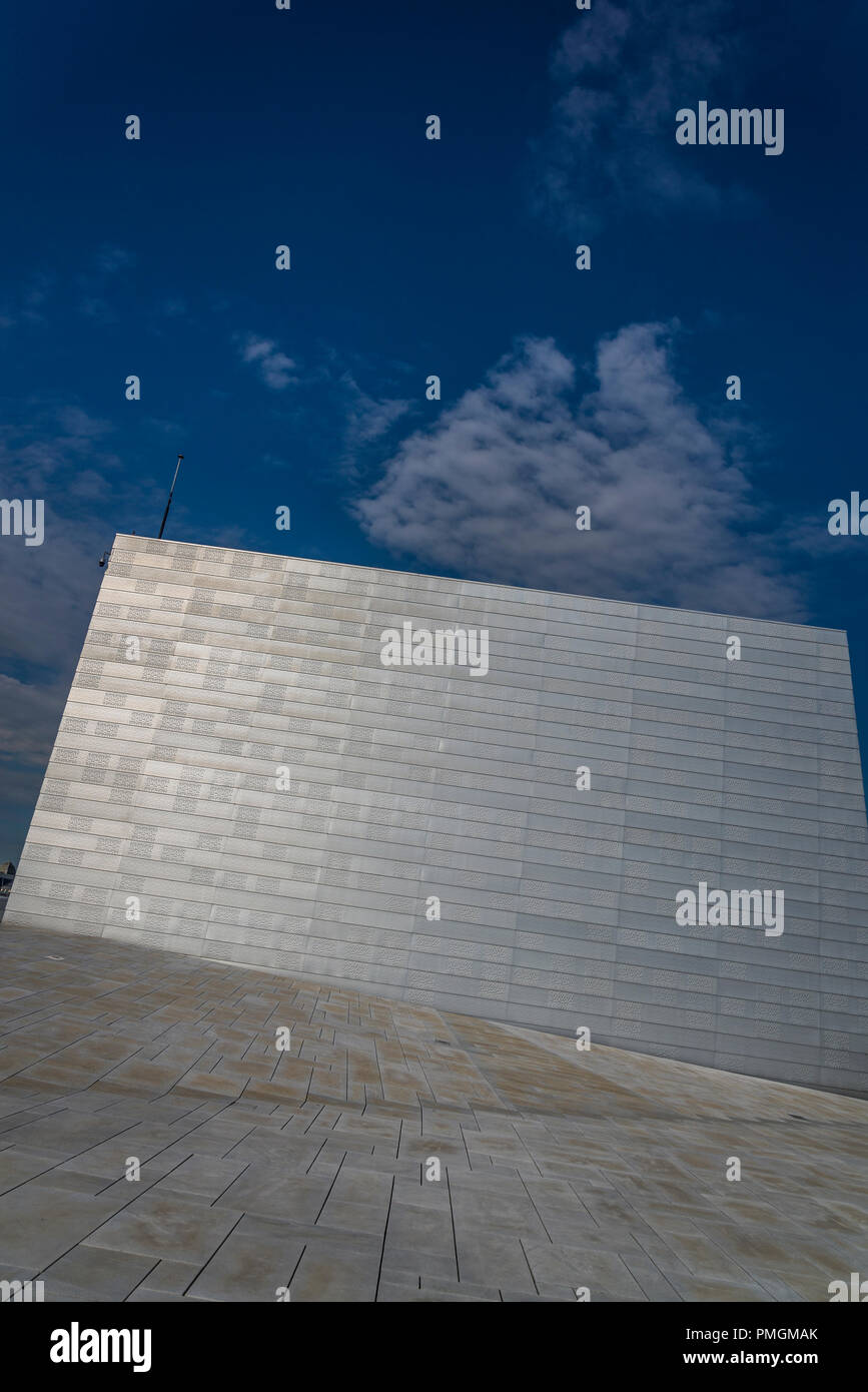 Oper Oslo, eröffnet im Jahr 2008, das Dach Plaza und dem Bühnenturm, Oslo, Norwegen Stockfoto
