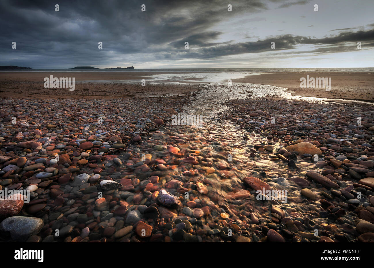 Kiesel auf Rhossili Strand Stockfoto