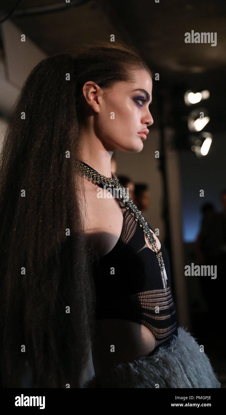 Modelle, die auf die Markierung schnell London Fashion Week 2018 Präsentation in der Entdeckung Labor an der BFC zeigen Zeigen in London. PRESS ASSOCIATION. Bild Datum: Dienstag, September 18, 2018. Photo Credit: Isabel Infantes/PA-Kabel Stockfoto