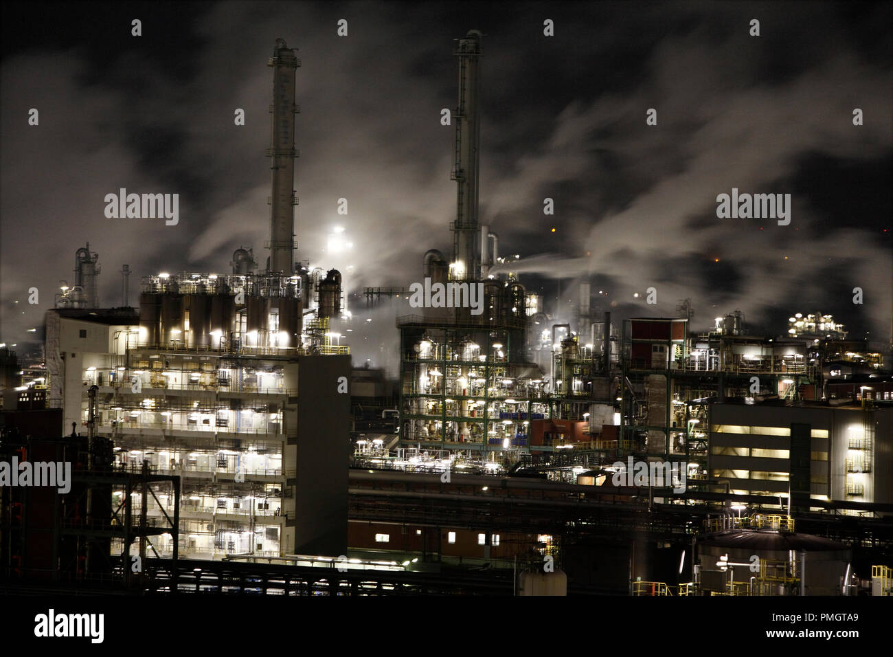 Dampf wogenden über die chemische Industrieanlagen der Chemiepark Marl, der von der chemischen Werke Hüls entstanden. Heute, einige Firmen, einschließlich evonic, chemische Produkte und Rohstoffe produzieren. Stockfoto