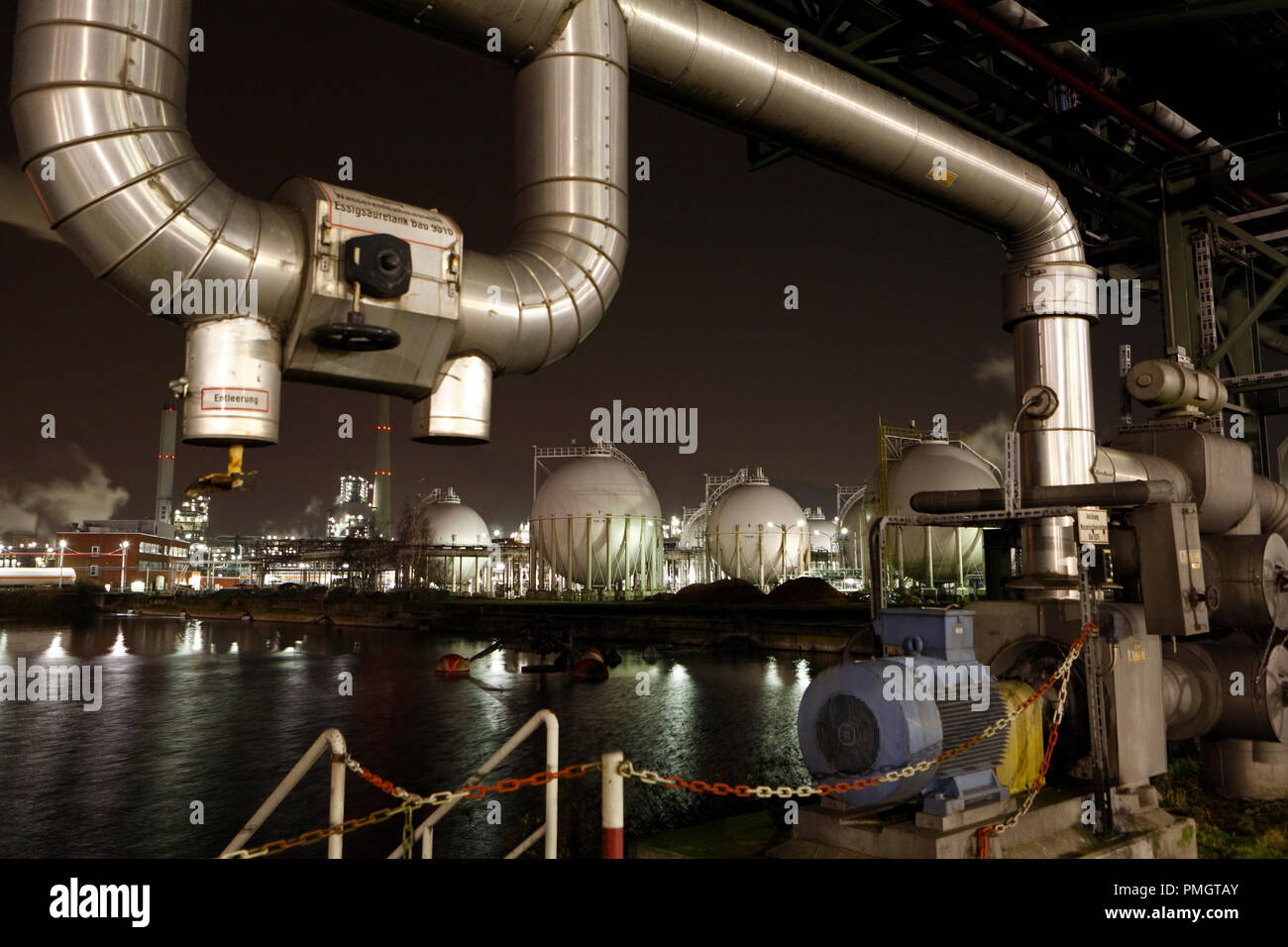 Dampf wogenden über die chemische Industrieanlagen der Chemiepark Marl, der von der chemischen Werke Hüls entstanden. Heute, einige Firmen, einschließlich evonic, chemische Produkte und Rohstoffe produzieren. Stockfoto