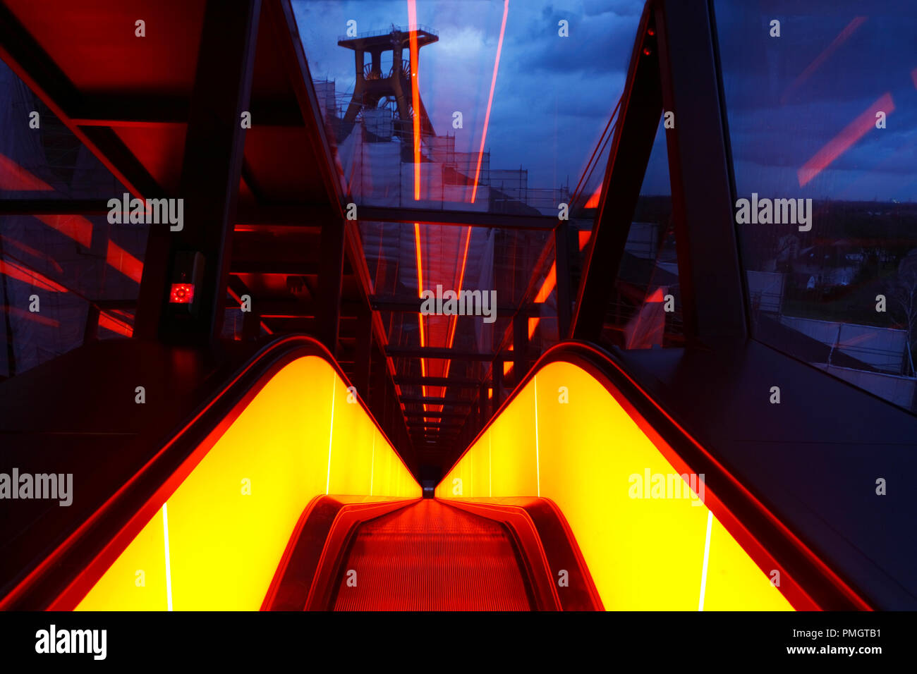 Rolltreppe zur ehemaligen Kohle Waschen auf der Zeche Zollverein erinnert an Glühender Stahl auf einem rollenden Straße. Zu Beginn der Dämmerung, die Beleuchtung, die von der UNESCO zum Weltkulturerbe beginnt. Stockfoto