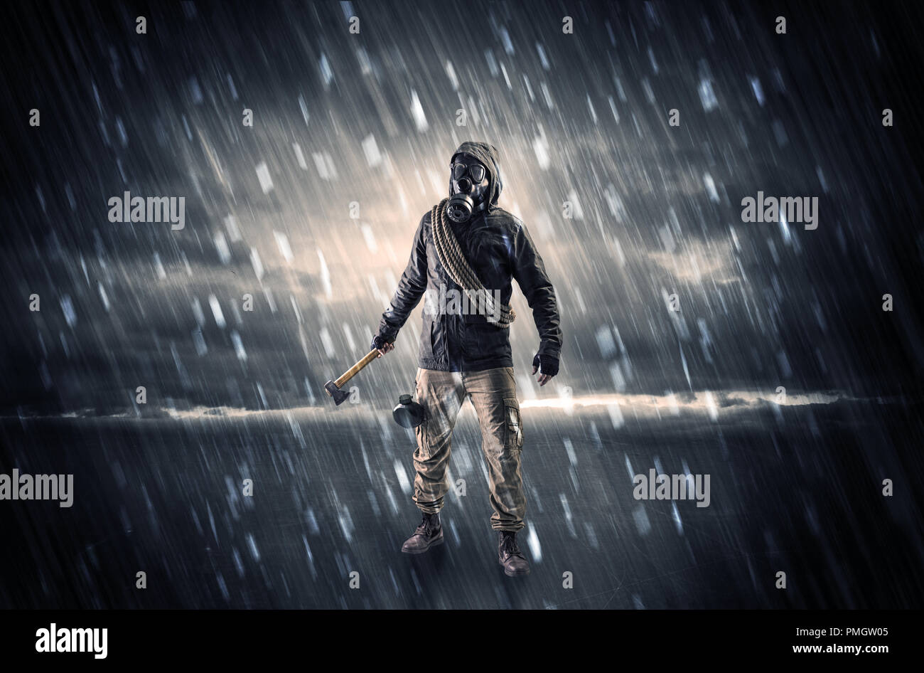 Terrorist in einer stürmischen Raum mit Gasmaske auf seiner Hand und Waffen auf seinem Arm Stockfoto