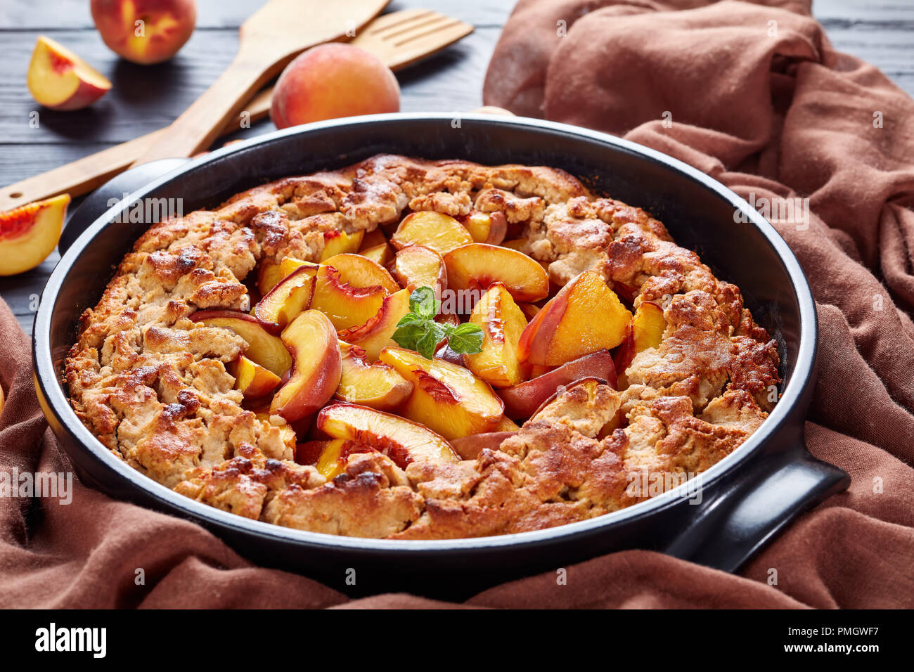 Peach Cobbler beliebte Ganzjährig Dessert schnell und einfach zu machen, mit organischen Pfirsiche, Mischung aus ohne Gluten backen Mehl und Buchweizen Mehl, Stockfoto