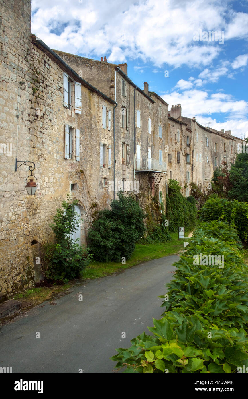 Die massiven Mauern der historischen Häuser in der 'Bastide' Stadt von Tournon D'Agenais, Lot-et-Garonne, Frankreich Stockfoto
