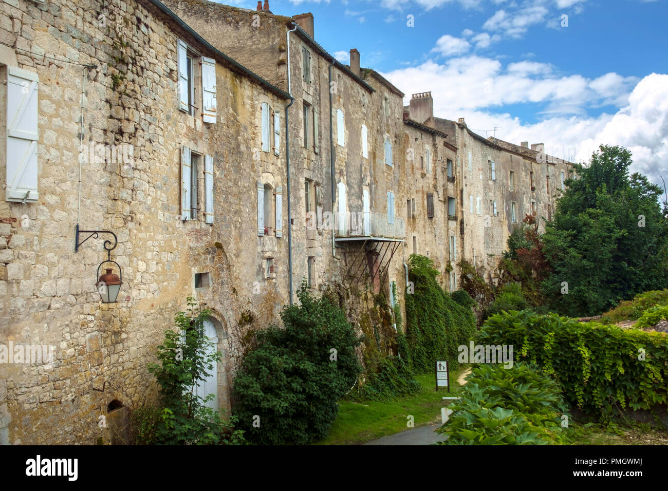 Die massiven Mauern der historischen Häuser in der 'Bastide' Stadt von Tournon D'Agenais, Lot-et-Garonne, Frankreich Stockfoto