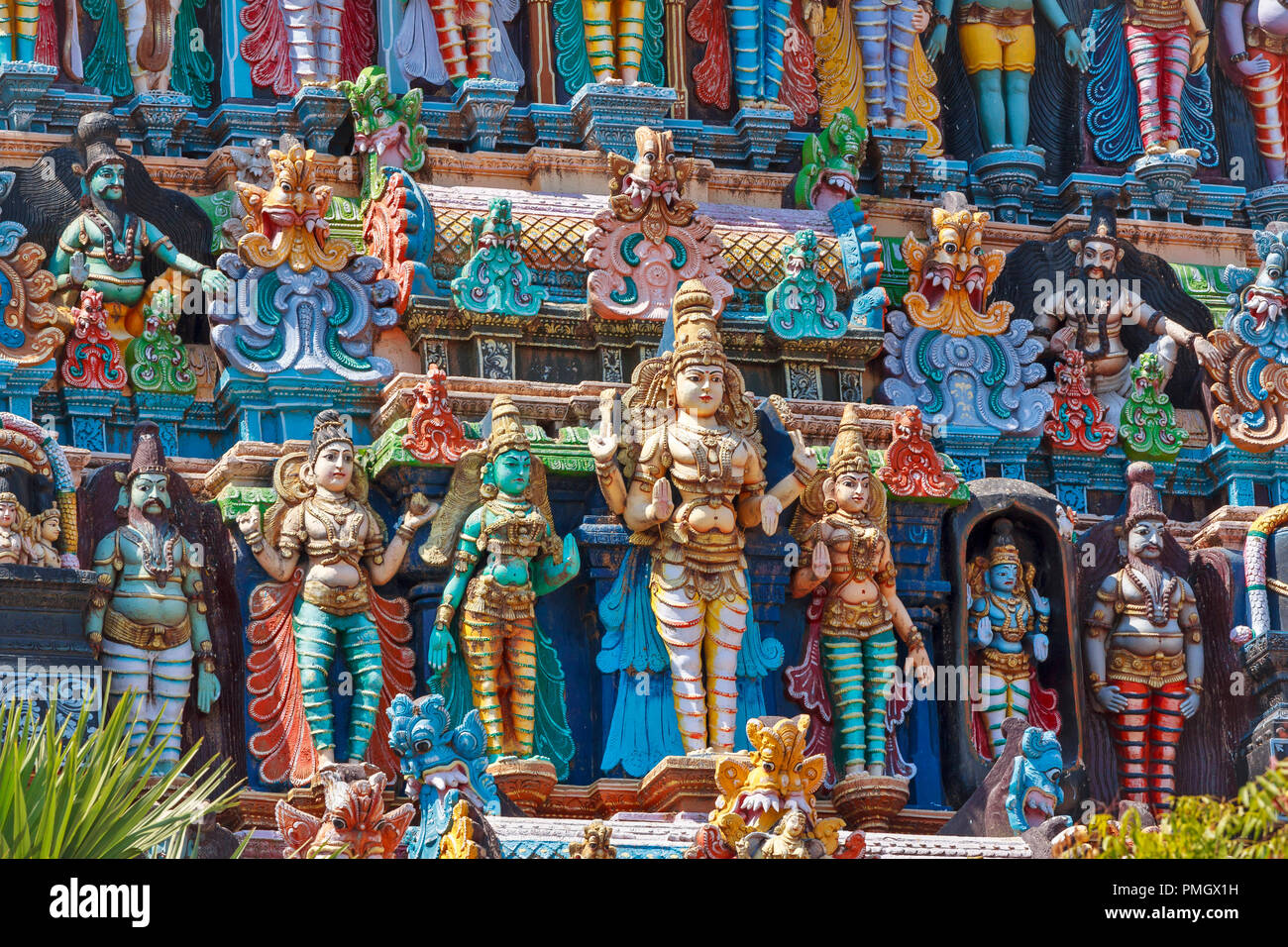 MEENAKSHI TEMPEL MADURAI Tamil Nadu INDIEN TEMPEL TURM DETAIL Statuen von Dämonen und Götter Stockfoto