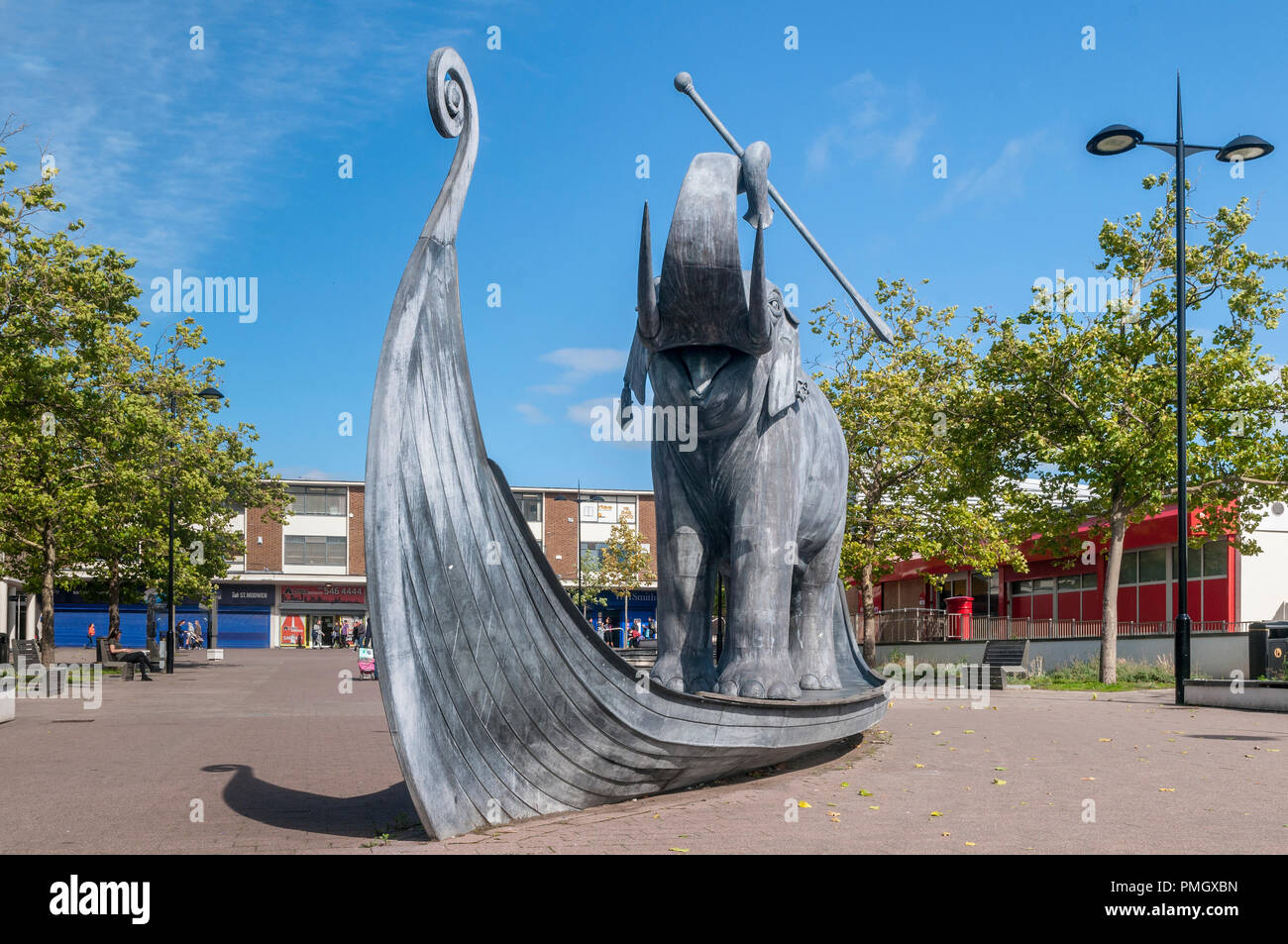 Die begeisterte Elefantenstatue in Kirkby Stadtzentrum. Edward Lear limerick Stockfoto