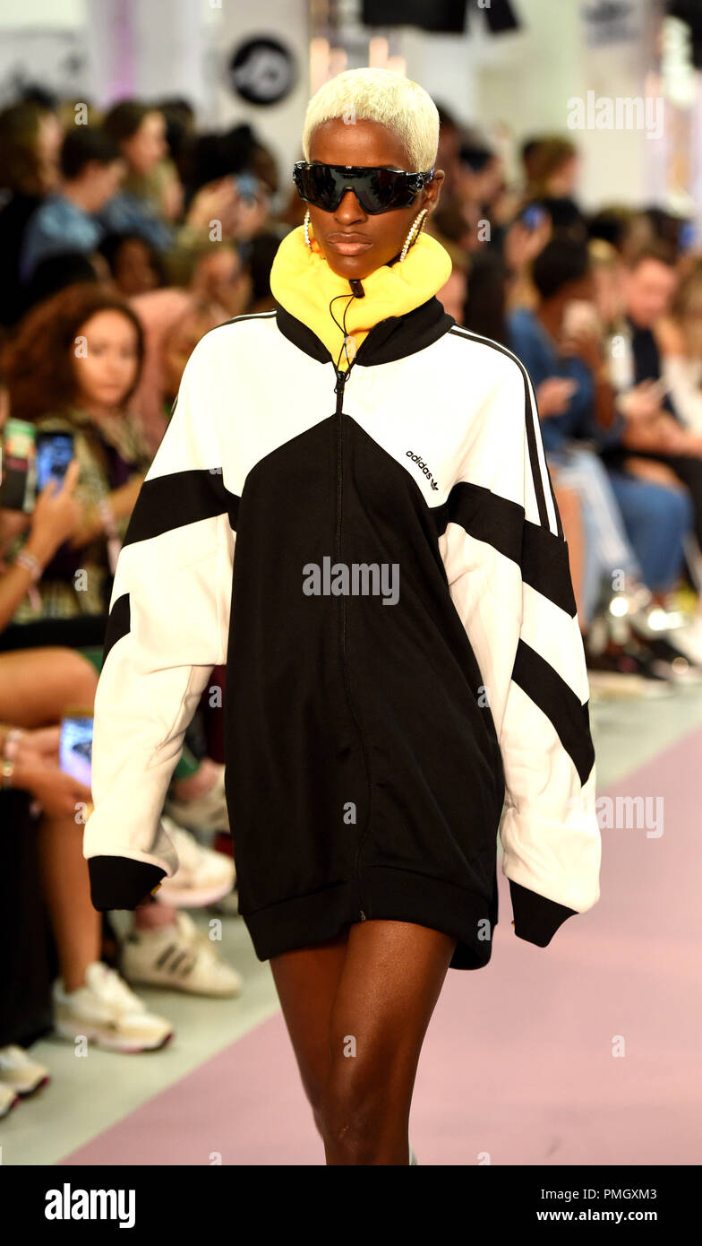 Foto muss Gutgeschrieben © Alpha werden Drücken Sie 079965 17/09/2018 Modell Hailey Baldwin präsentiert Falcon, Feiern street style mit Adidas und JD Fashion Show bei der Londoner Fashion Week Frühjahr Sommer 2019 an der Victoria House in London statt. Stockfoto