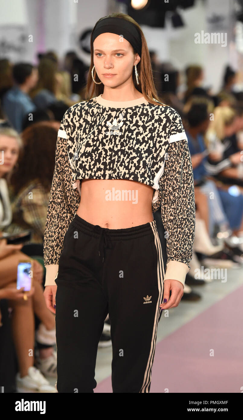 Foto muss Gutgeschrieben © Alpha werden Drücken Sie 079965 17/09/2018 Modell Hailey Baldwin präsentiert Falcon, Feiern street style mit Adidas und JD Fashion Show bei der Londoner Fashion Week Frühjahr Sommer 2019 an der Victoria House in London statt. Stockfoto