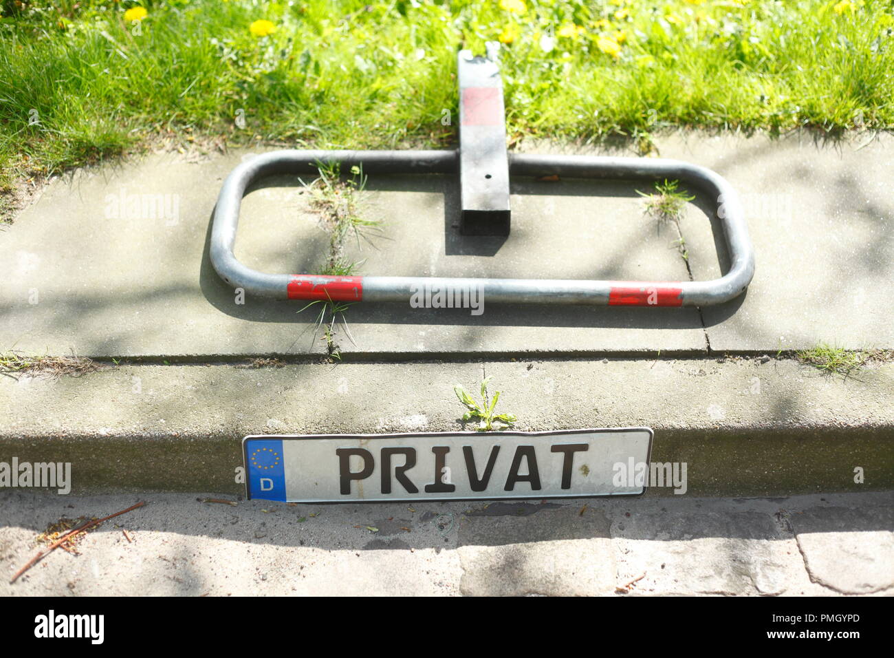 Privater Parkplatz mit Parksperre, Bremen, Deutschland, Europa ich Privatparkplatz mit Parkplatzsperre, Deutschland, Europa I Stockfoto