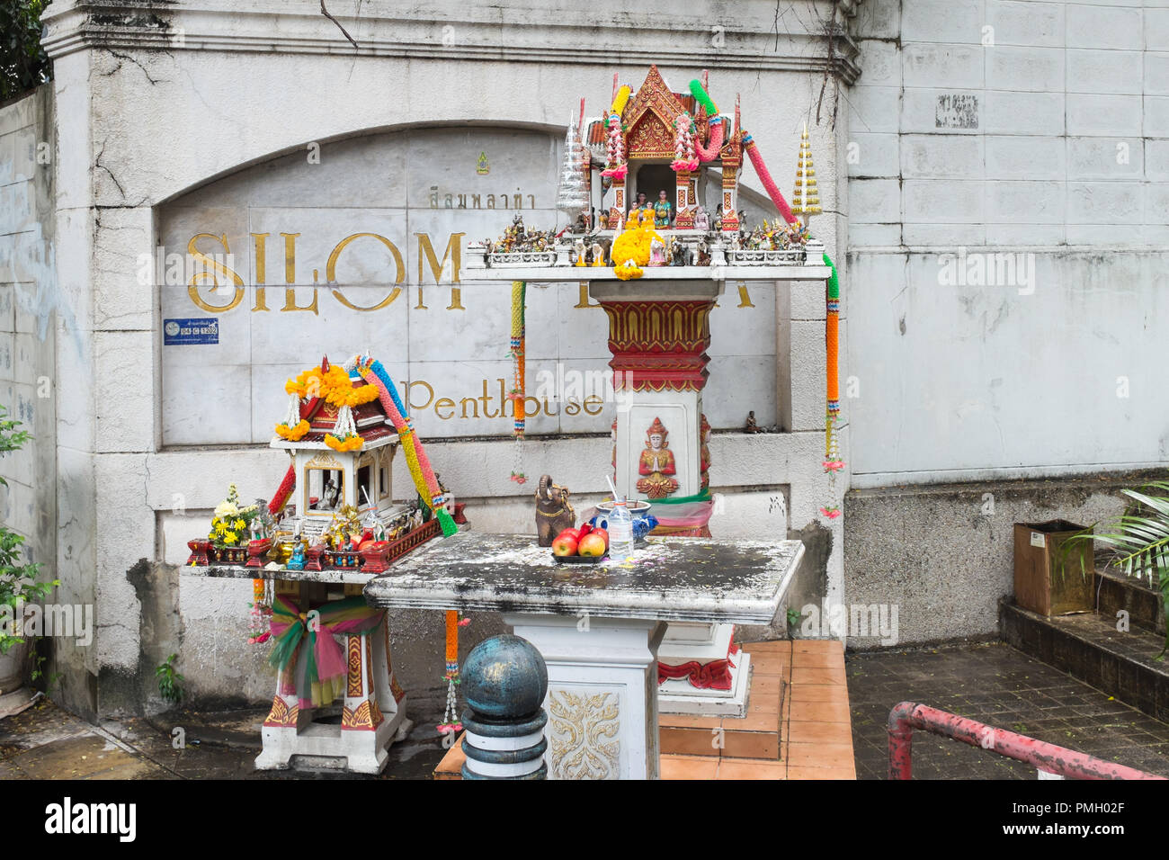 Religiöse Schreine auf einer Straße in Bangkok, Thailand Stockfoto