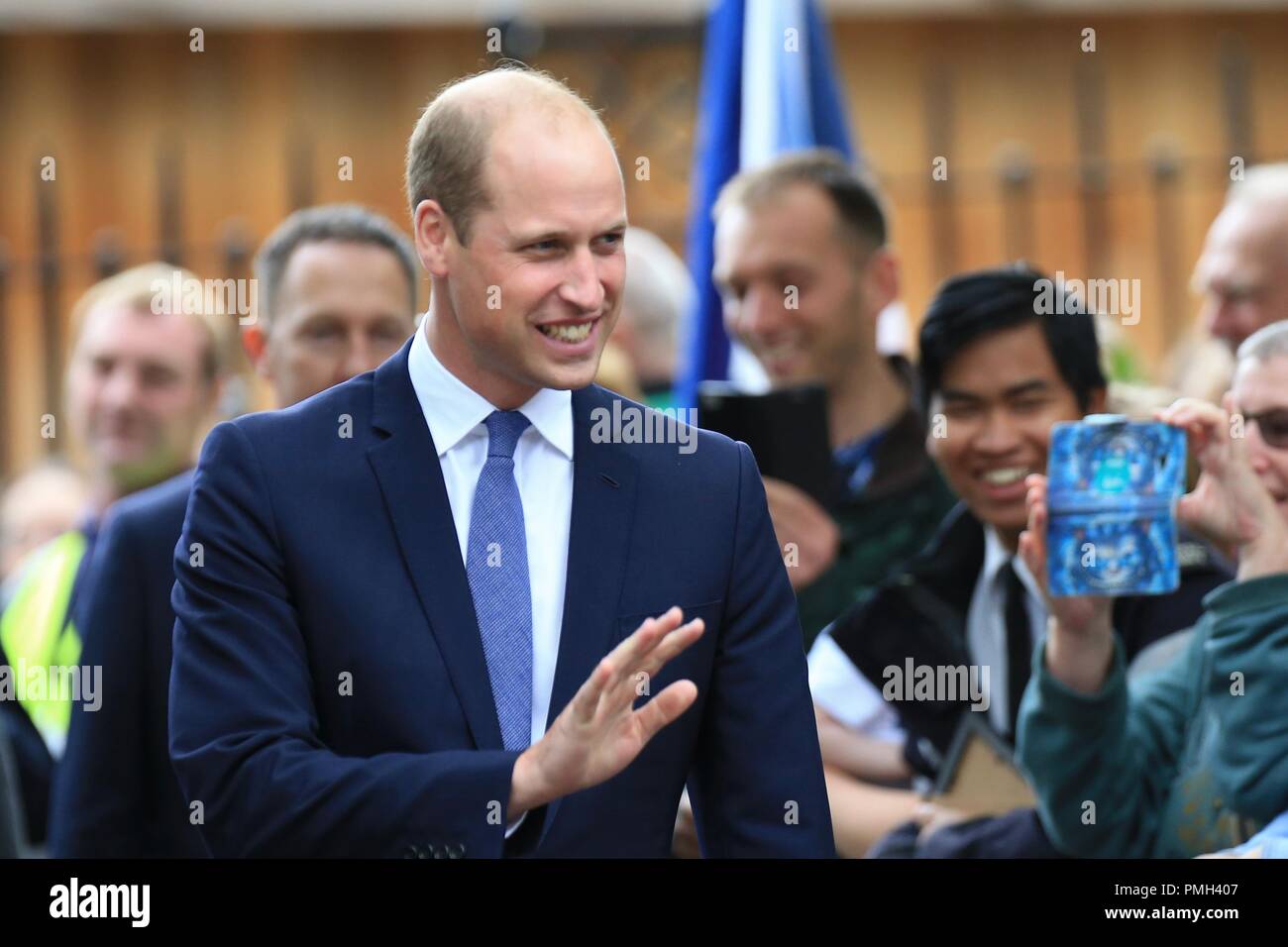 Stourbridge, West Midlands, UK. 18. September 2018. Der Herzog von Cambridge, Prinz William, trifft Bewunderer wie Besuche Stourbridge eine neue Statue von Frank Foley zu enthüllen, oft die "Britischen Schindler' genannt. Große Foley war ein verdeckter britische Spion in Berlin, wo er zur Verfügung gestellten Unterlagen zu 10.000 jüdische Männer, Frauen und Kinder fliehen vor dem Zweiten Weltkrieg helfen. Peter Lopeman/Alamy leben Nachrichten Stockfoto