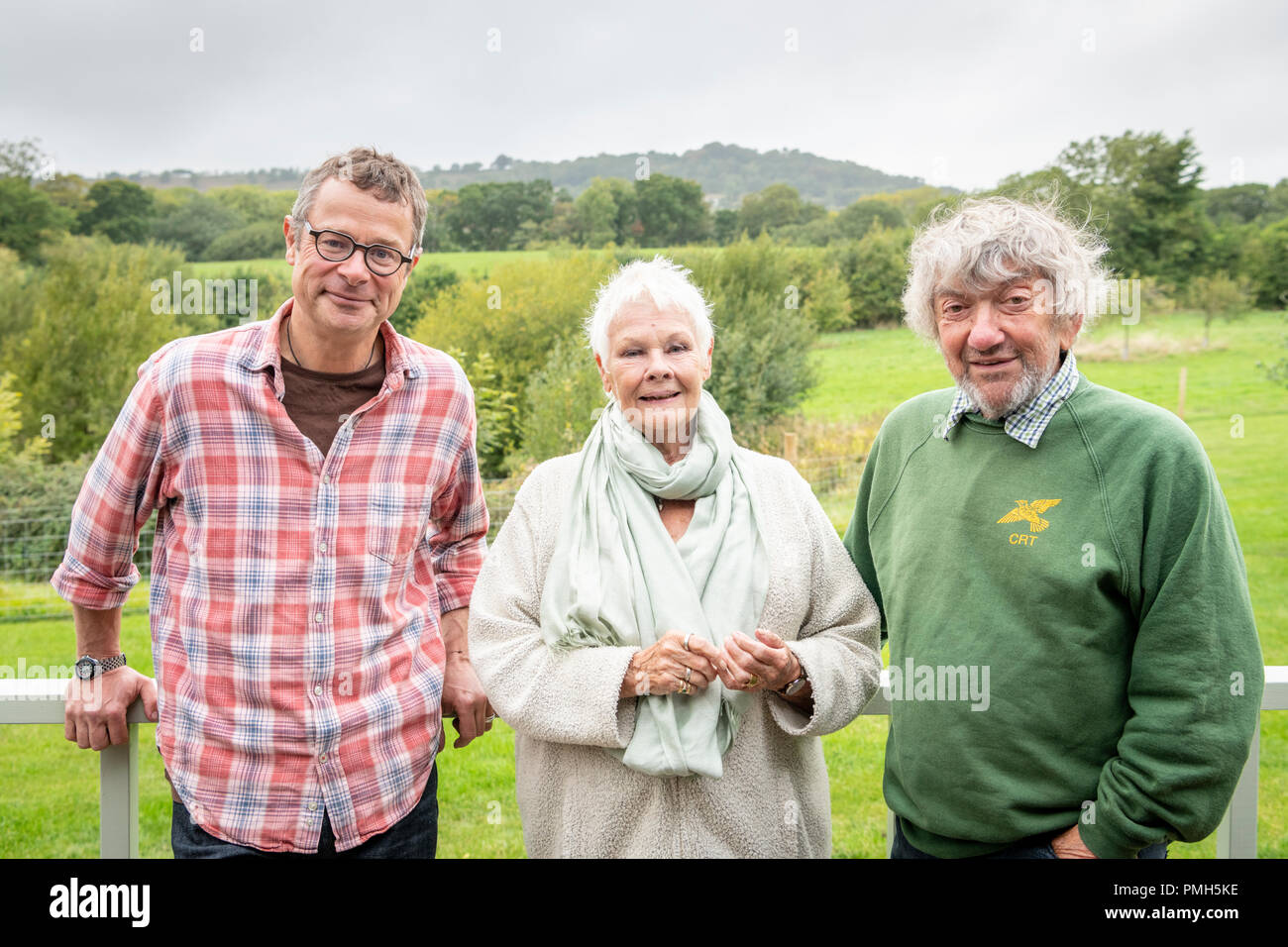 Babers Farm, Marshwood, Dorset UK 18. September 2018. Dame Judi Dench (Vertrauen Schirmherr), Hugh Fearnley-Whittingstall und Robin Seite Vertrauen (Vorsitzender) treffen sich an der Landschaft Restaurierung Vertrauen Farm. Dies war eines von mehreren Veranstaltungen anlässlich des 25. Jahrestages der Vertrauen, deren Ziel es ist, für den Naturschutz Verbesserungen neben der praktischen Landwirtschaft und Bewirtschaftung der Flächen durchgeführt werden. Credit: Julian Eales/Alamy leben Nachrichten Stockfoto