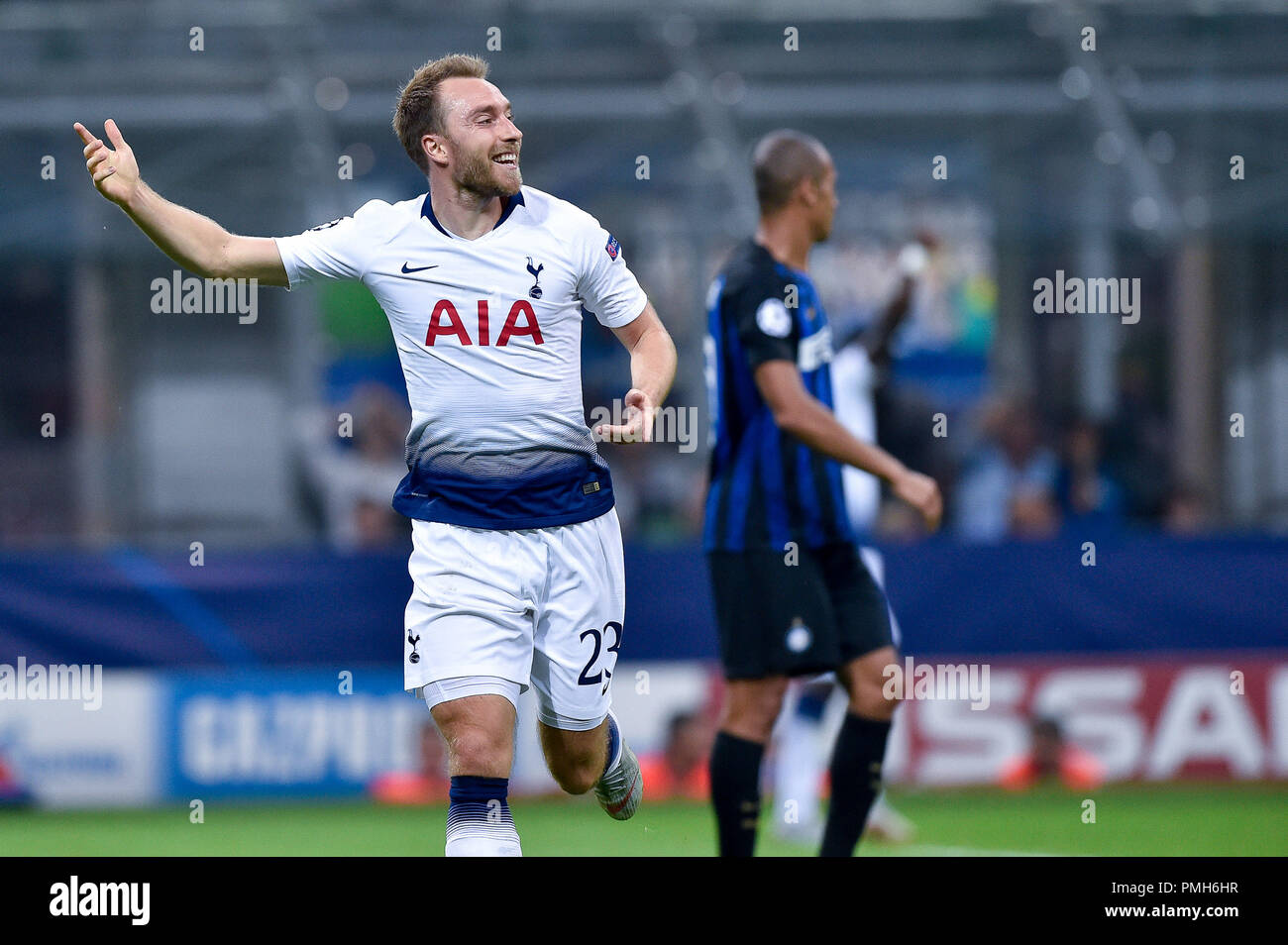 Mailand, Italien. 18. September 2018. Christian Eriksen von Tottenham Hotspur feiert zählenden erstes Ziel während der UEFA Champions League Gruppe B Spiel zwischen Inter Mailand und Tottenham Hotspur im Stadio San Siro, Mailand, Italien am 18. September 2018. Foto von Giuseppe Maffia. 18 Sep, 2018. Quelle: AFP 7/ZUMA Draht/Alamy leben Nachrichten Stockfoto