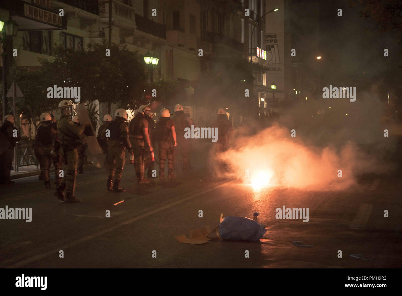 Athen, Griechenland. 18 Sep, 2018. Feuerwehrmänner gesehen verblassen wird ausgelöst, wenn die Unruhen fertig waren. Protest und Auseinandersetzungen zwischen den Demonstranten und der Polizei gegen den Mord und die Kennzeichnung den fünften Jahrestag der Pavlos Fyassas, die Short von neo-nazi in der Hafenstadt Piräus. Credit: Nikolas Joao Kokovlis/SOPA Images/ZUMA Draht/Alamy leben Nachrichten Stockfoto