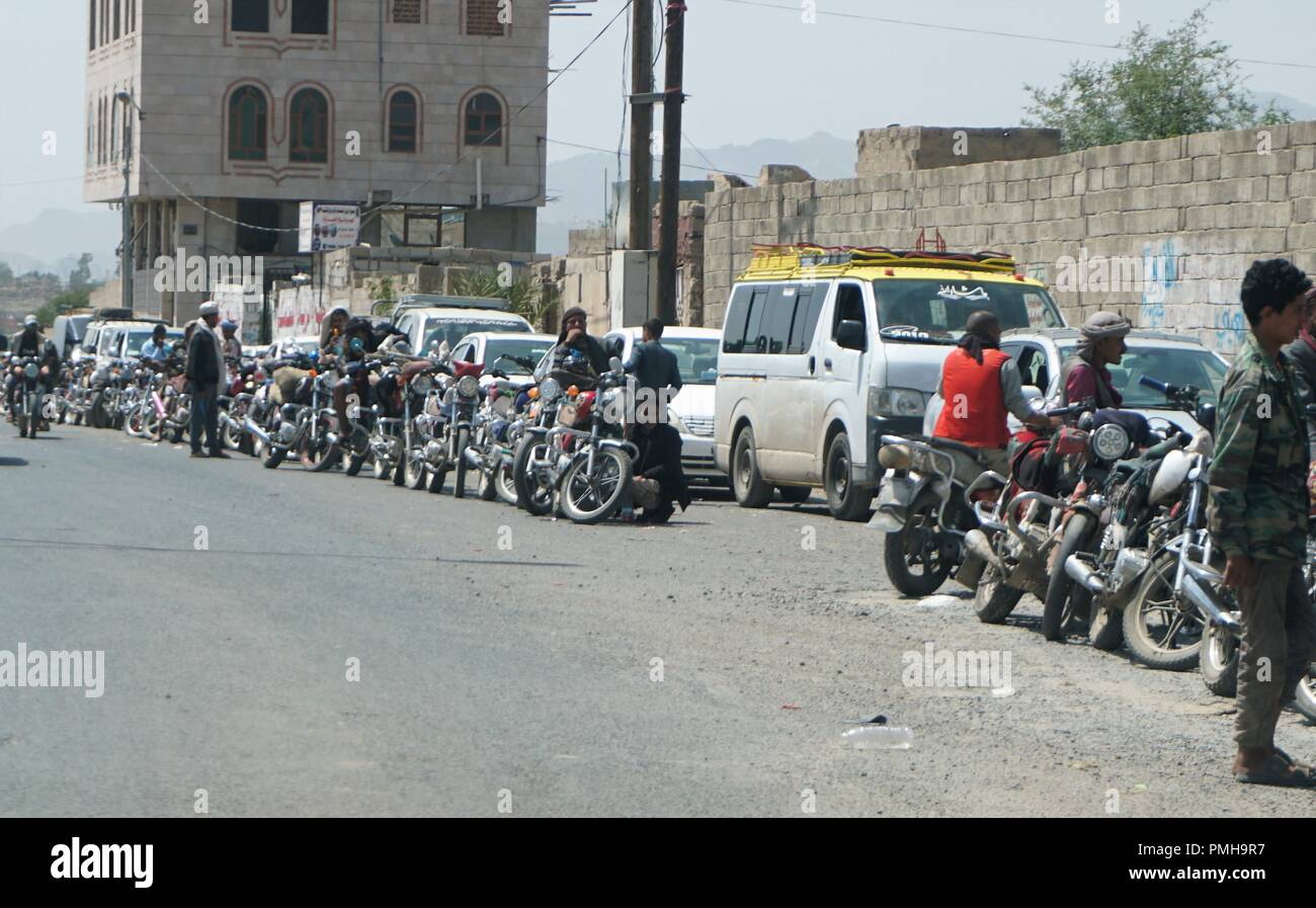 Sanaa, Jemen. 18 Sep, 2018. Jemenitische Leute richten mit ihren Motorrädern an einer Tankstelle in Sanaa, Jemen, im Sept. 18, 2018. Die Straßen sind fast leer in der jemenitischen Hauptstadt Sanaa eine Woche-lange schwere Brennstoff-mangel Kräfte Hunderttausende Fahrzeuge um die Straßen sterben. Die große Ölkrise wurde durch den eskalierenden Krieg Anfang dieser Woche in strategischen des Landes Rote Meer Hafenstadt Hodeidah nach dem Zusammenbruch der Friedensgespräche, die von den Vereinten Nationen in Genf vermittelt zwischen der Jemenitischen kriegführenden Parteien ausgelöst. Credit: Mohamed al-Azaki/Xinhua/Alamy leben Nachrichten Stockfoto