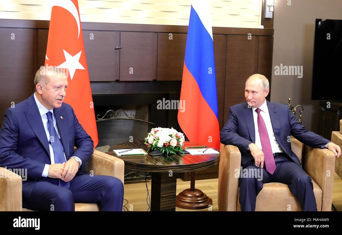 Der russische Präsident Wladimir Putin, rechts, und türkischen Präsidenten Recep Tayyip Erdogan vor dem Start eines bilateralen Treffens mit Putin Schwarzes Meer ferienhäuser Home Bocharov Ruchey 17. September in Sotschi, Russland 2018. Stockfoto