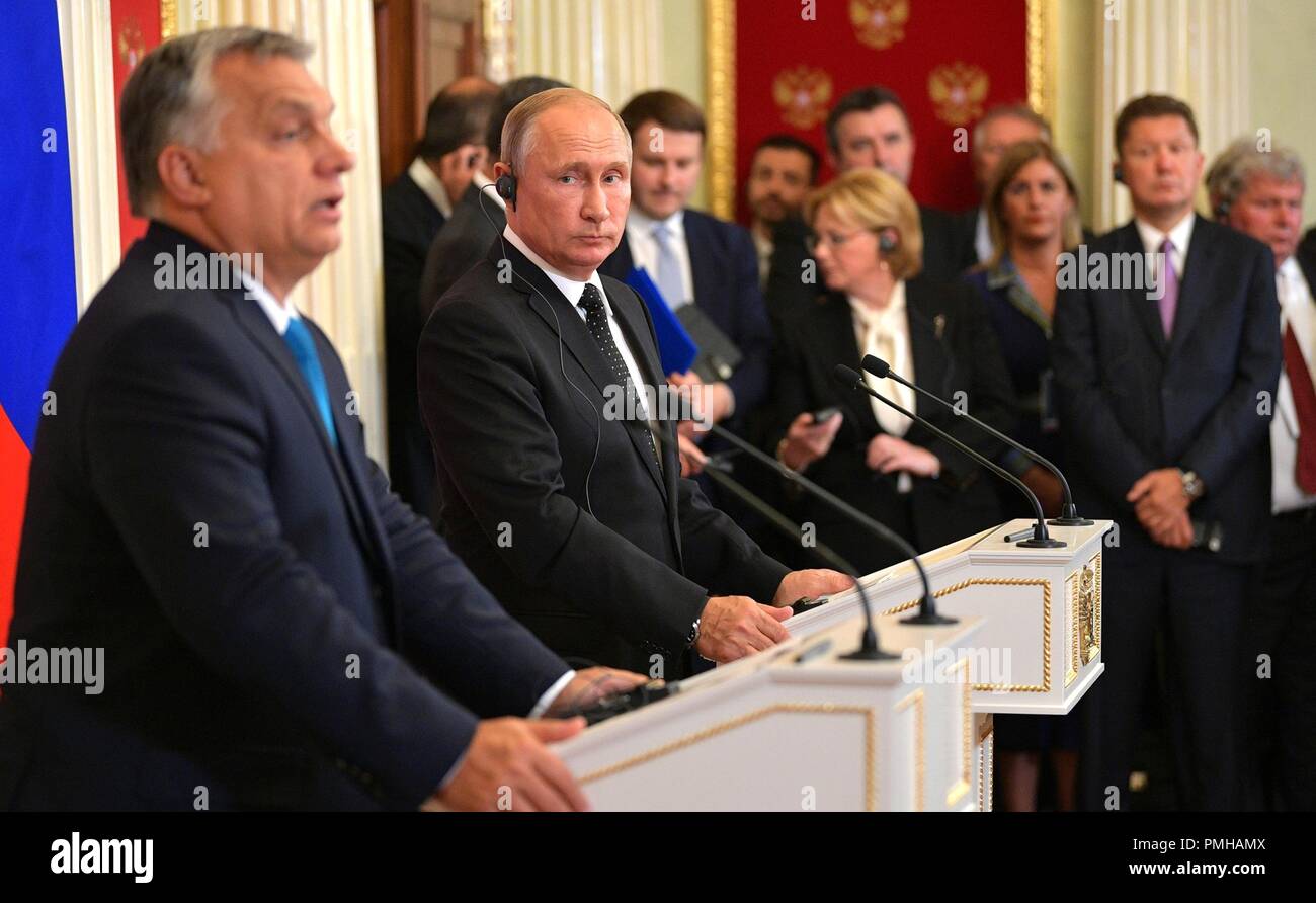 Moskau, Russland. 18. Sep 2018. Der russische Präsident Wladimir Putin, rechts, während einer gemeinsamen Pressekonferenz mit dem ungarischen Ministerpräsidenten Viktor Orbán nach, das russisch-ungarische Gespräche auf der Kreml September 18, 2018 in Moskau, Russland. Credit: Planetpix/Alamy leben Nachrichten Stockfoto