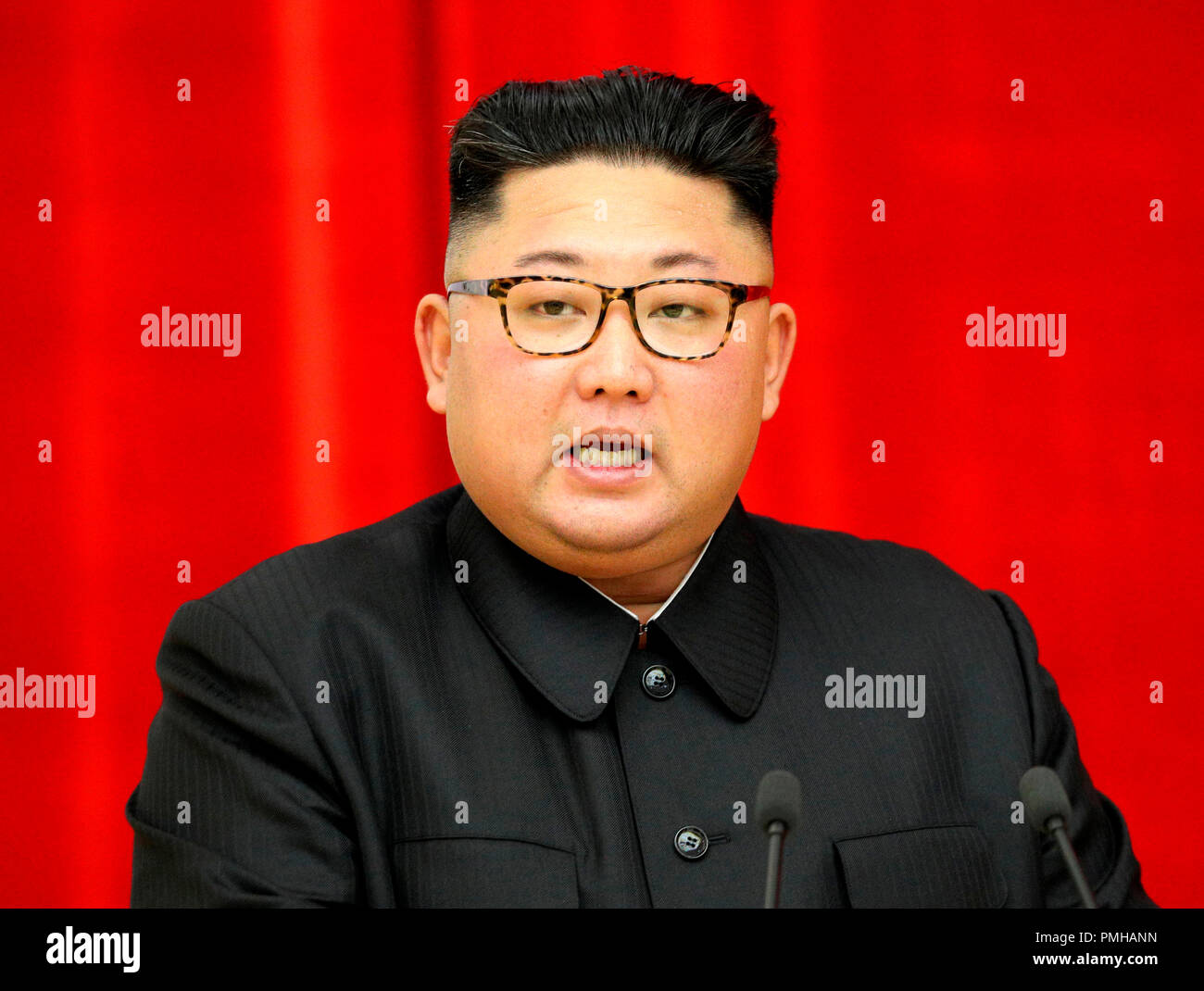 Innerkoreanischen Gipfeltreffen, 20, 27, Sept 18, 2018: nordkoreanischen Führer Kim Jong-Un spricht bei einem offiziellen Diner für den Besuch von südkoreanischen Präsidenten Mond Jae-In im Magnolia House in Pyongyang, Nordkorea. EDITORIAL NUR VERWENDEN (Foto durch Pyeongyang Pressekorps/Pool/LBA) (Nordkorea) Stockfoto
