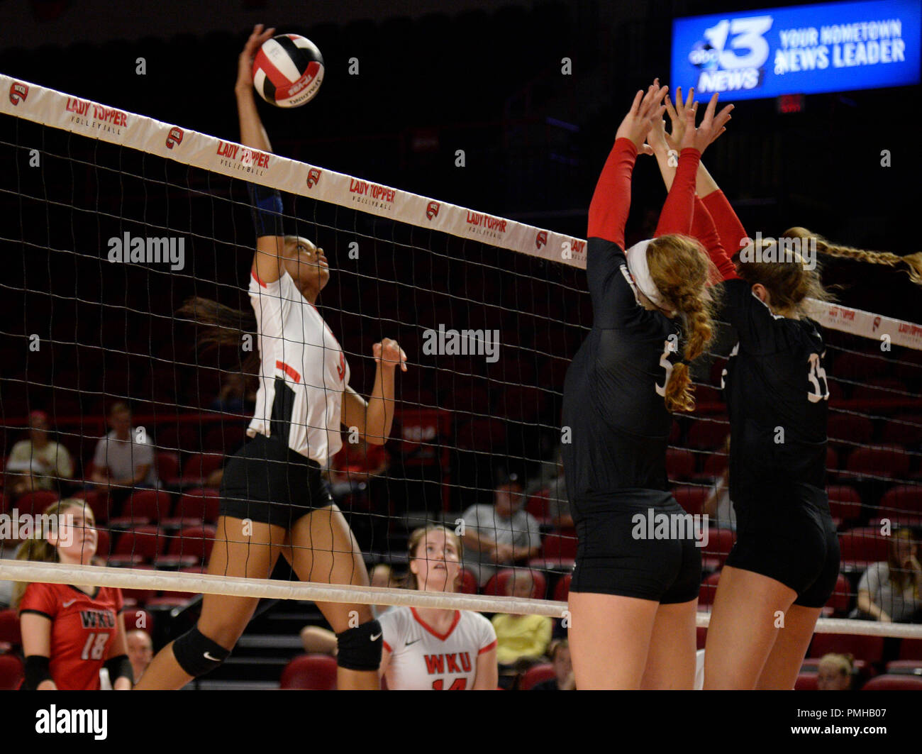 September 18, 2018 Western Kentucky Hilltoppers Lauren Matthews (5) Spikes den Ball, aber Cincinnati Bearcats Maria Mallon (5) und Cincinnati Bearcats Hanna Bolinger (35) blockieren den Schuß in der Übereinstimmung zwischen den Cincinnati Bearcats und die westlichen Kentucky Hilltoppers an E.A. Diddle Arena in Bowling Green, KY. Fotograf: Steve Roberts. Stockfoto