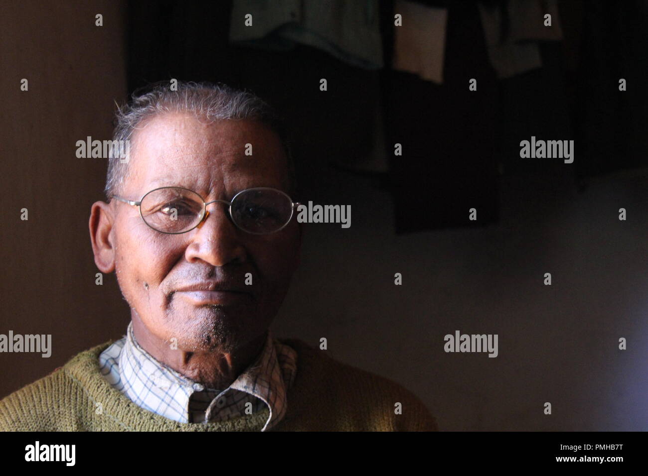 Masiniloharano, Madagaskar. 25 Aug, 2018. Das Dorf Astrologe Jean-Pierre Ralaizandry steht in seinem Haus. Nur der Astrologe kann mit dem Zeitpunkt des 'Famadihana' Zeremonie gesetzt (wörtlich: Drehen der Knochen). Während der Zeremonie, die Menschen in Madagaskar betet an den Knochen ihrer Vorfahren. Sie sind aus ihren Gräbern, vor allem für die großen Festivals. (Dpa "Tanz mit den Toten: Happy Corpse Festival in Madagaskar" vom 19.09.2018) Credit: Jürgen Bätz/dpa/Alamy leben Nachrichten Stockfoto