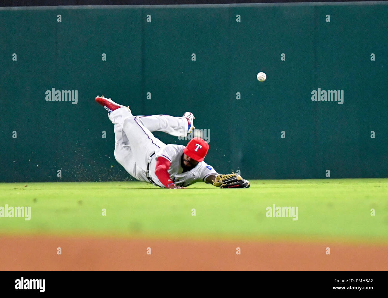 18.September 2018: Texas Rangers linken Feldspieler Delino DeShields #3 macht einen Tauchen versuchen, einen Ball zu fangen, aber vermißt, während ein MLB Spiel zwischen der Tampa Bay Rays und der Texas Rangers bei Globe Life Park in Arlington, TX Tampa Bay besiegt Texas 4-0 Albert Pena/CSM Stockfoto