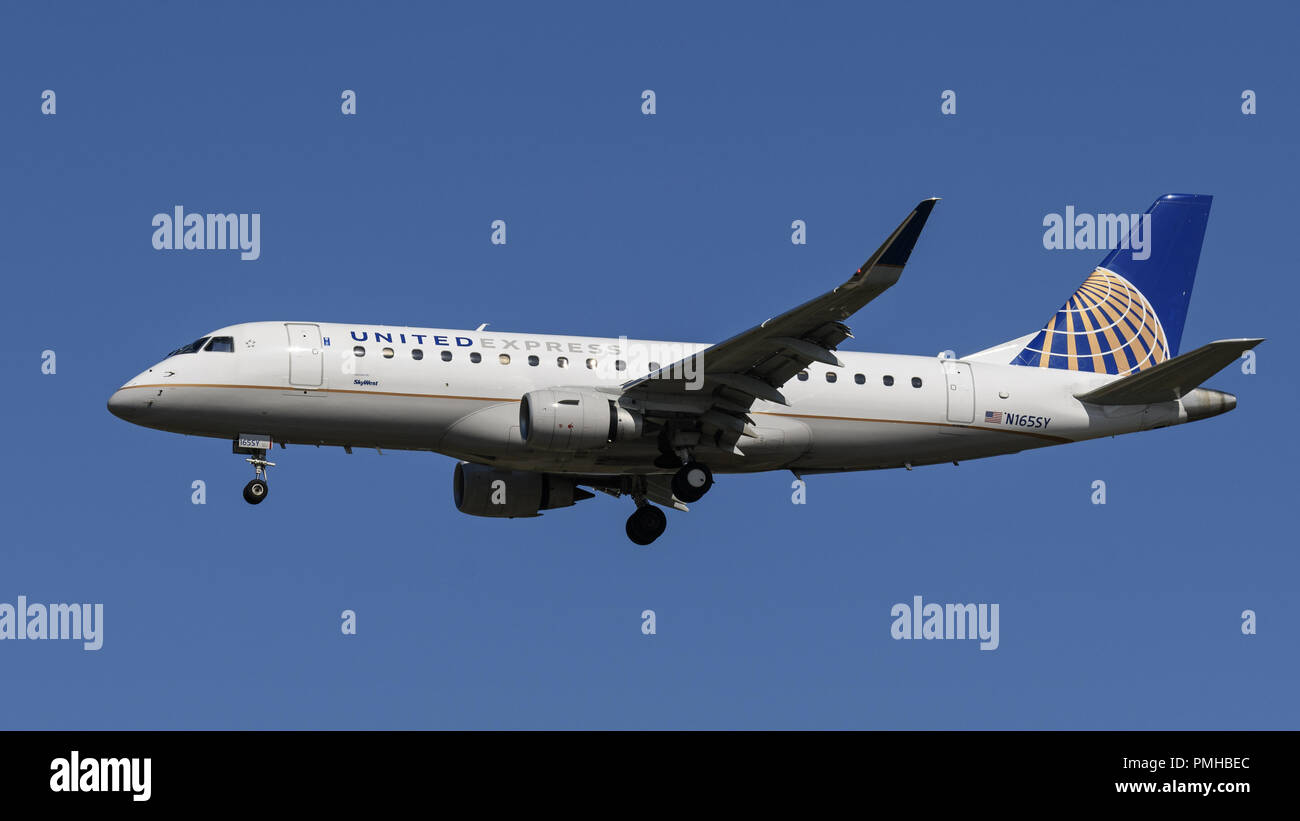 Richmond, British Columbia, Kanada. 18 Sep, 2018. Ein United Express Embraer ERJ -170-200 175 LR (LR) Schmalrumpfflugzeuge Single-aisle-Regional Jet Airliner Airborne auf kurze letzte Ansatz für die Landung. Die airliner ist im Besitz von SkyWest Airlines unter Vertrag mit United Airlines betrieben. Credit: bayne Stanley/ZUMA Draht/Alamy leben Nachrichten Stockfoto