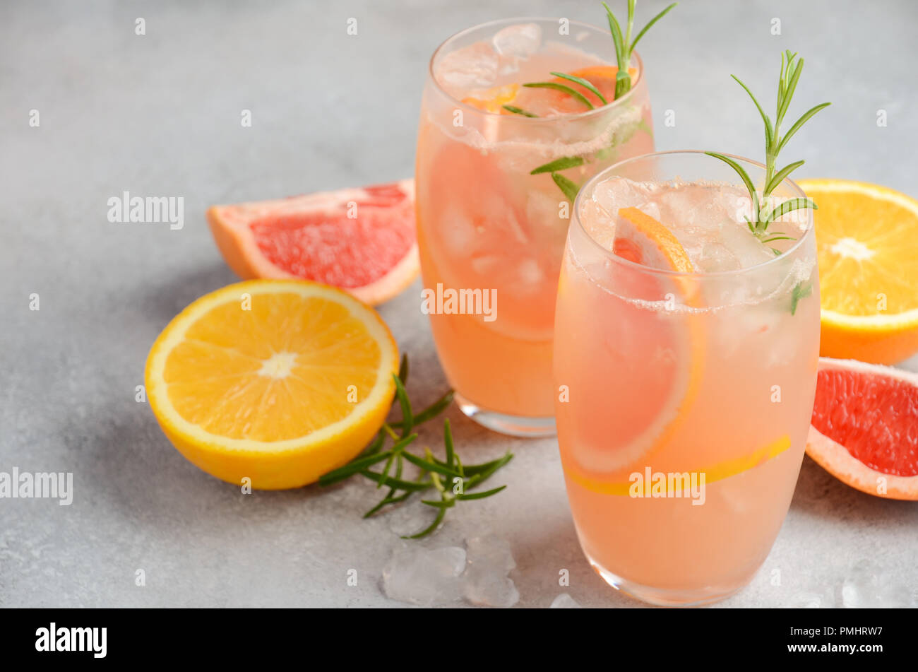 Erfrischende citrus Cocktail mit Grapefruit, orange und Rosmarin. Stockfoto