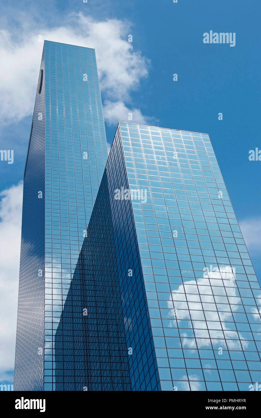 Moderne Wolkenkratzer in Rotterdam mit Reflexionen von Wolken Stockfoto