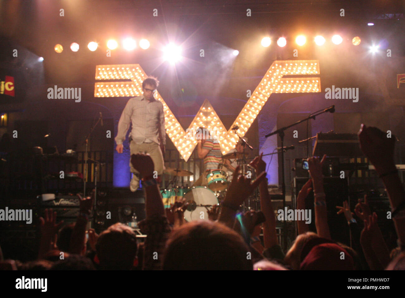 Weezer Live an einem AX Musik 'Nacht' Konzert Reihe. Gehalten an der Dunes Inn Motel-Sunset in Hollywood, CA. am Dienstag, 21. September 2010. Foto: Richard Anthony/Picturelux Datei Referenz # 30479 083 PLX nur für redaktionelle Verwendung - Alle Rechte vorbehalten Stockfoto